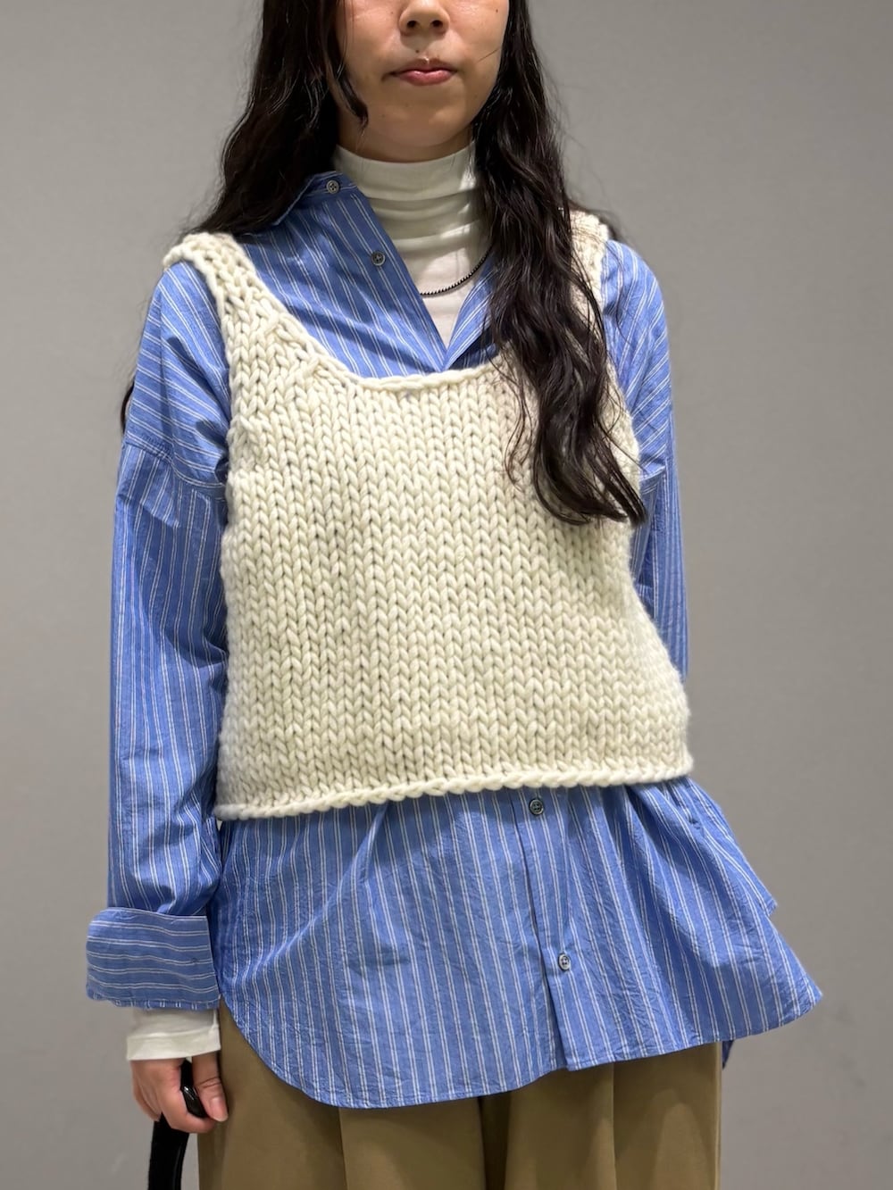 ホワイト系のTシャツ/カットソー、ホワイト系のベスト、ブルー系のシャツ/ブラウスを着用したレディースの秋コーディネートの6枚目の写真