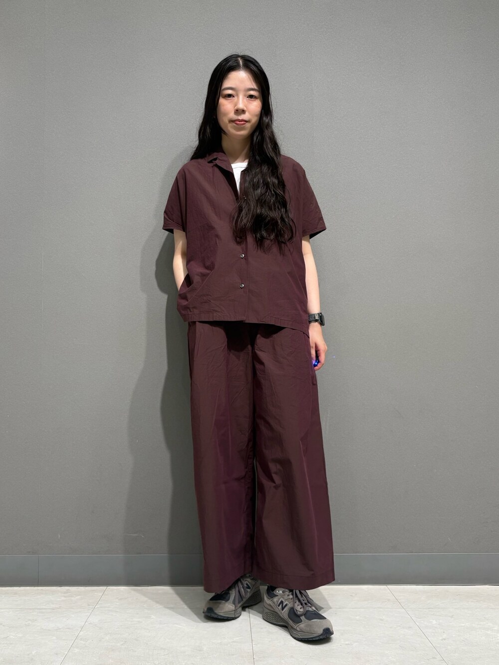 ブラウン系のシャツ/ブラウス、ブラウン系のその他パンツ、ホワイト系のタンクトップを着用したレディースの夏コーディネートの2枚目の写真
