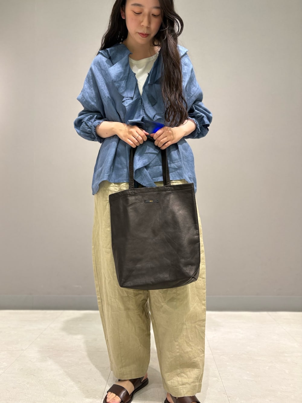 ブルー系のシャツ/ブラウス、ベージュ系のその他パンツ、ホワイト系のタンクトップを着用したレディースの春コーディネートの10枚目の写真