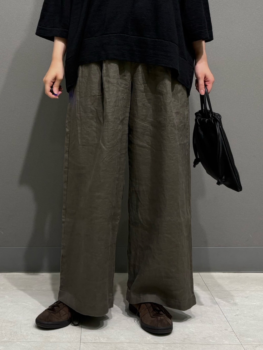 ベージュ系のその他パンツ、ブラック系のニット/セーター、ブラック系のその他雑貨を着用したレディースの夏コーディネートの4枚目の写真