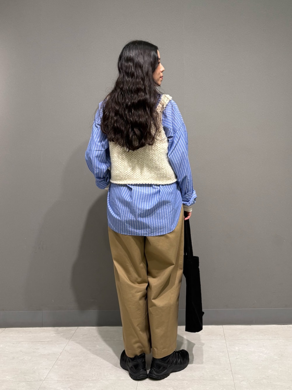 ホワイト系のTシャツ/カットソー、ホワイト系のベスト、ブルー系のシャツ/ブラウスを着用したレディースの秋コーディネートの4枚目の写真