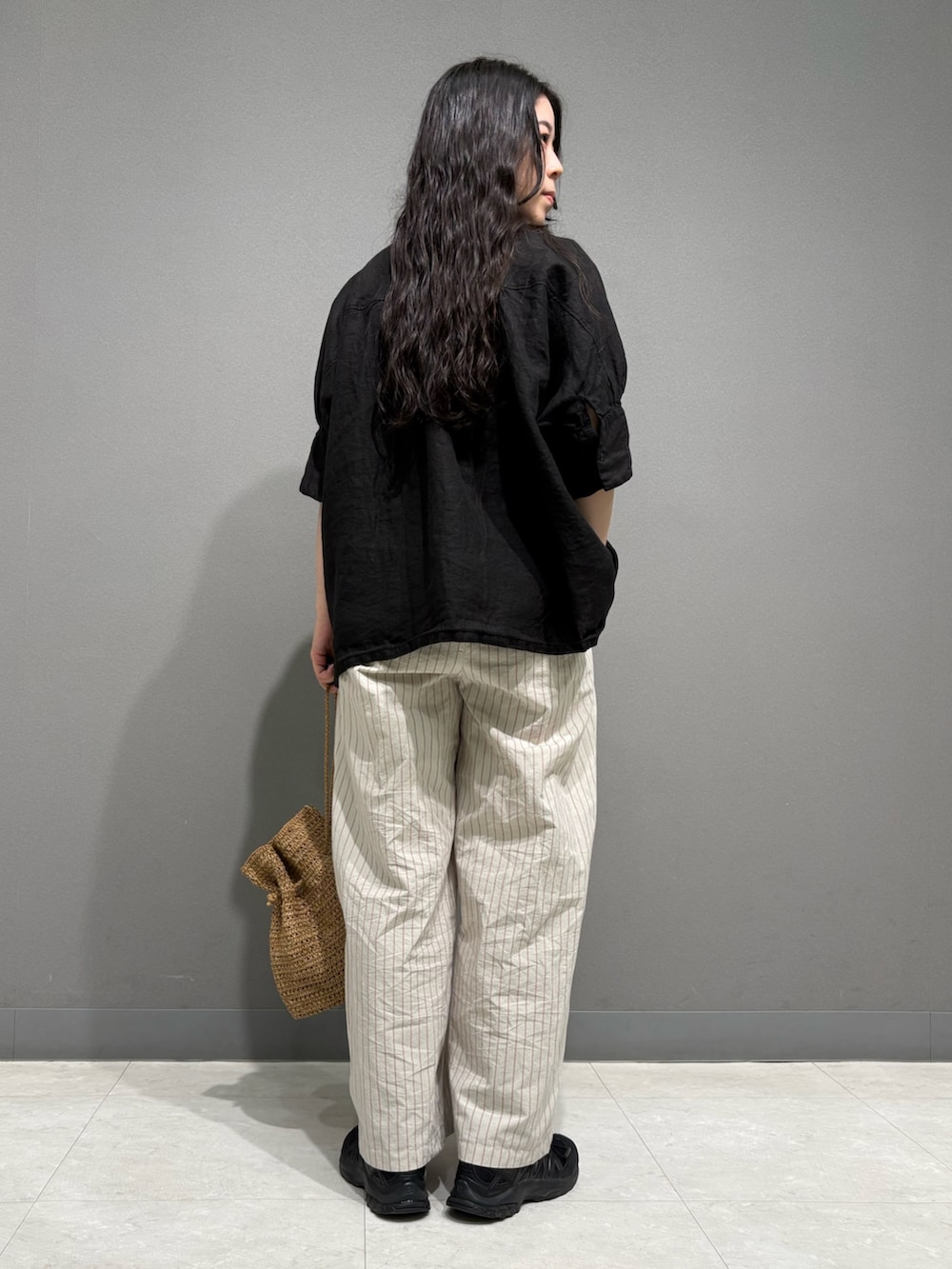 ブラック系のシャツ/ブラウス、その他のその他パンツ、ブラウン系のその他雑貨を着用したレディースの夏コーディネートの6枚目の写真