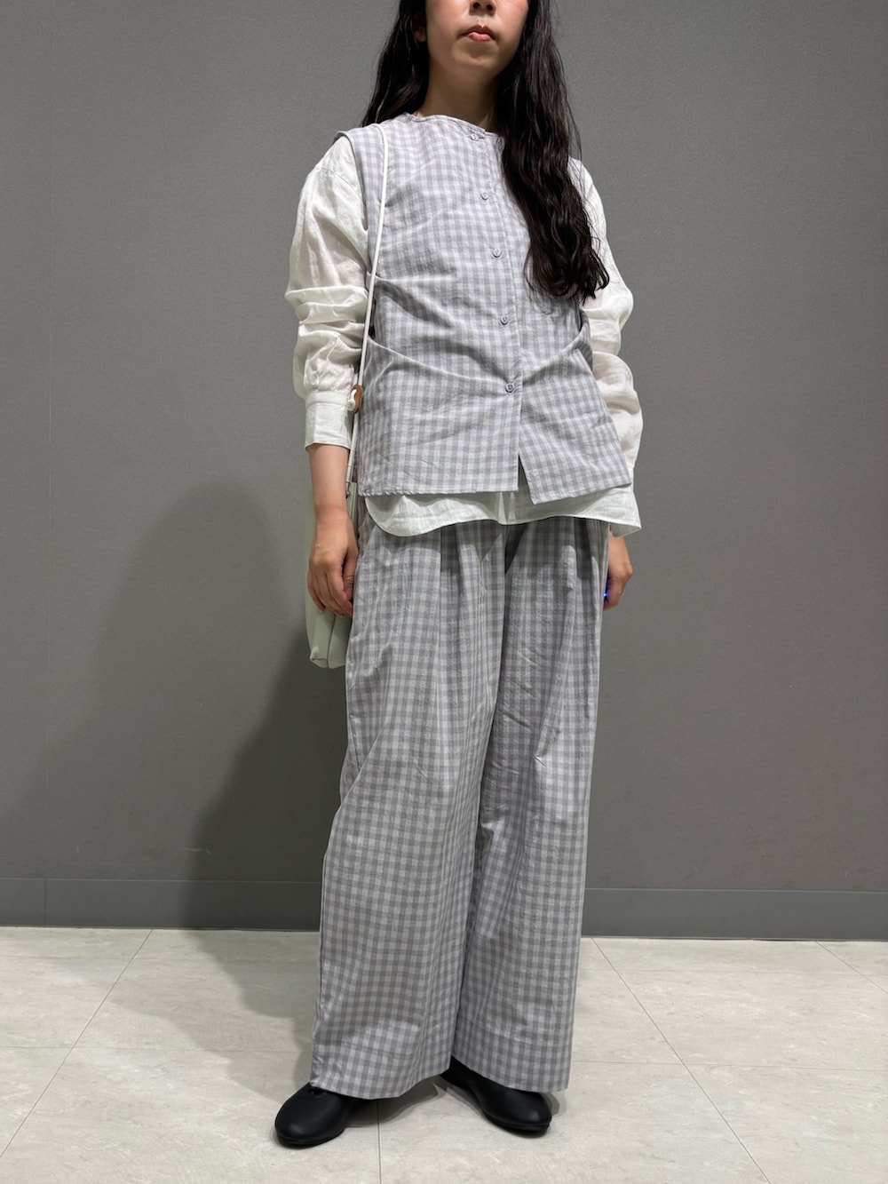 グレー系のシャツ/ブラウス、グレー系のその他パンツ、ホワイト系のシャツ/ブラウスを着用したレディースの春コーディネートの3枚目の写真