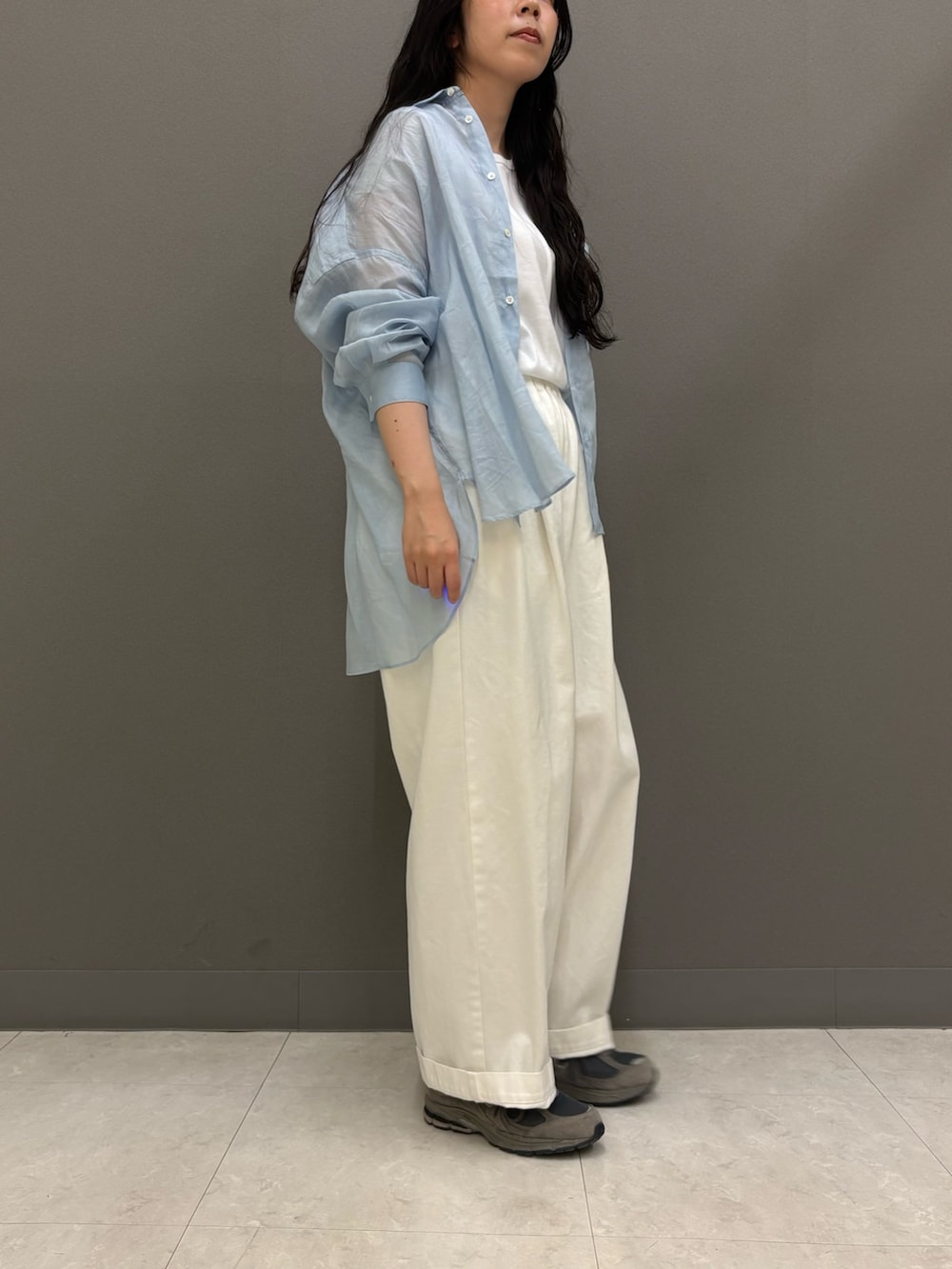 ブルー系のシャツ/ブラウス、ホワイト系のタンクトップ、ホワイト系のその他パンツを着用したレディースの夏コーディネートの5枚目の写真