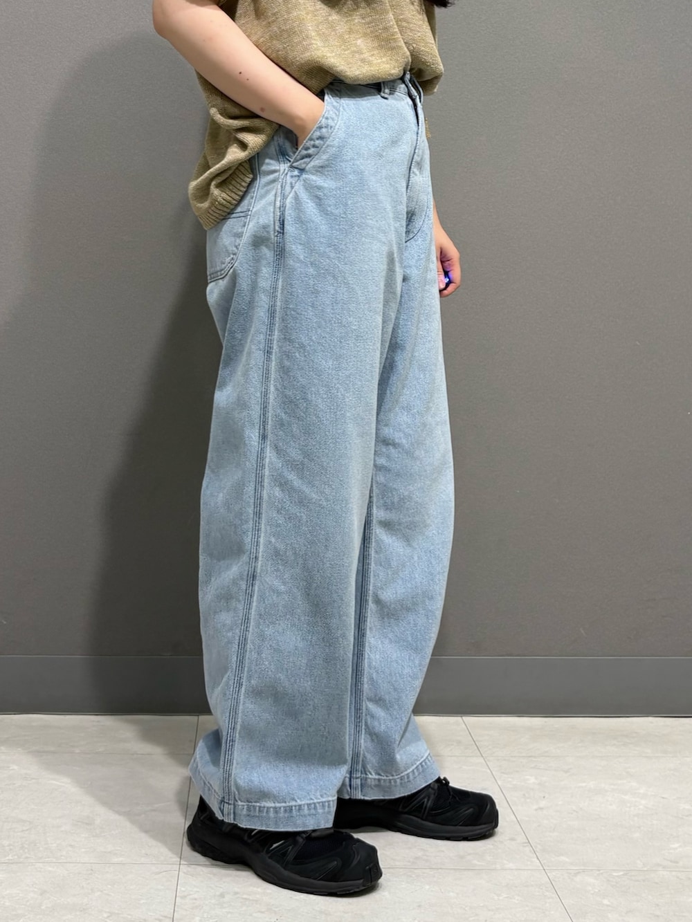 ブルー系のデニムパンツ、イエロー系のニット/セーターを着用したレディースの夏コーディネートの5枚目の写真