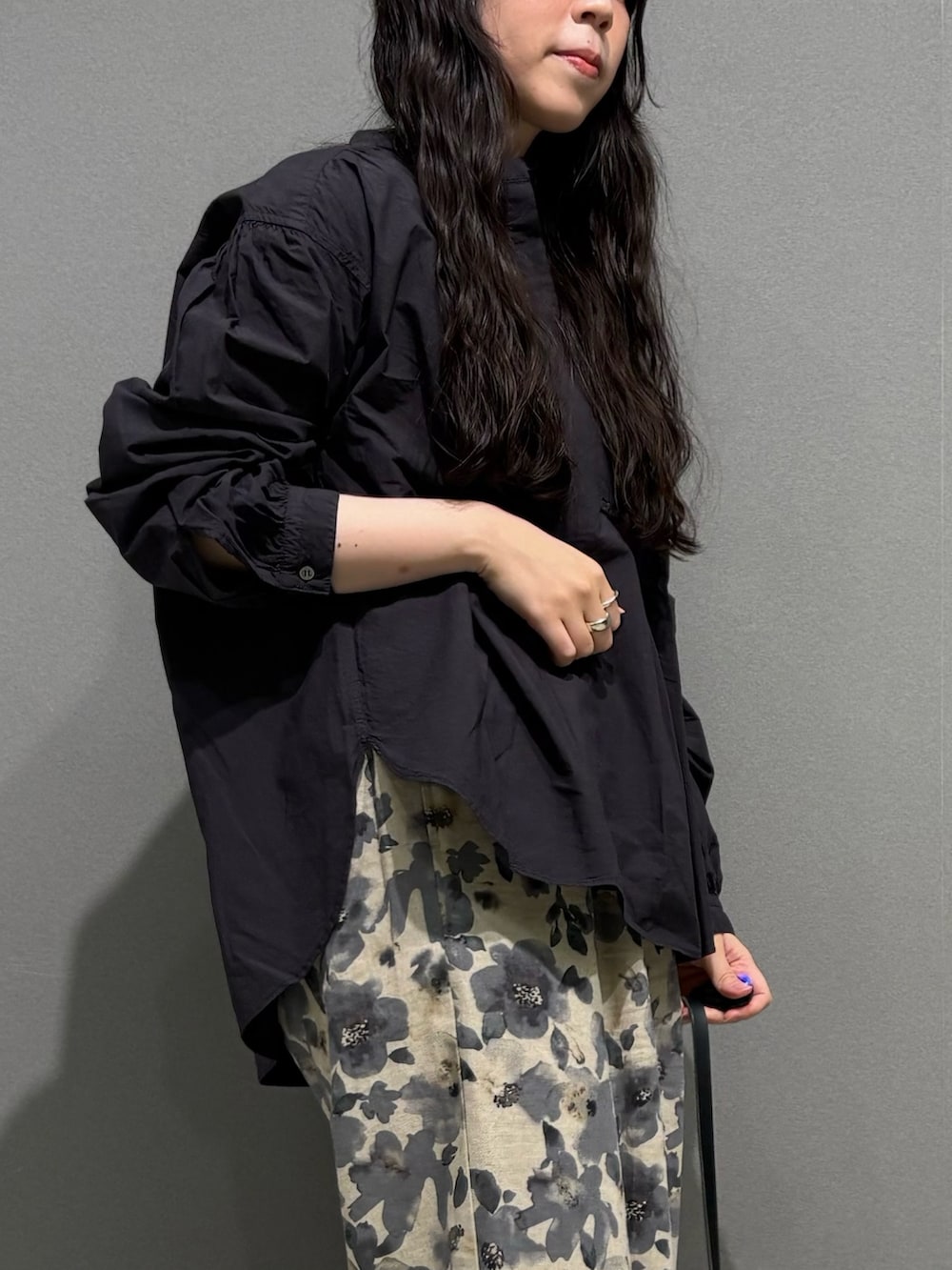 ブルー系のシャツ/ブラウス、グレー系のタンクトップ、ベージュ系のかごバッグを着用したレディースの春コーディネートの5枚目の写真