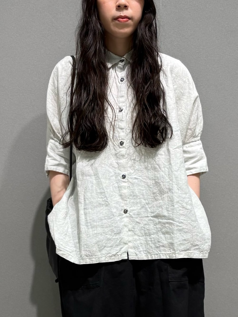 ブラック系のその他パンツ、ブラック系のショルダーバッグ、グレー系のシャツ/ブラウスを着用したレディースの春コーディネートの8枚目の写真