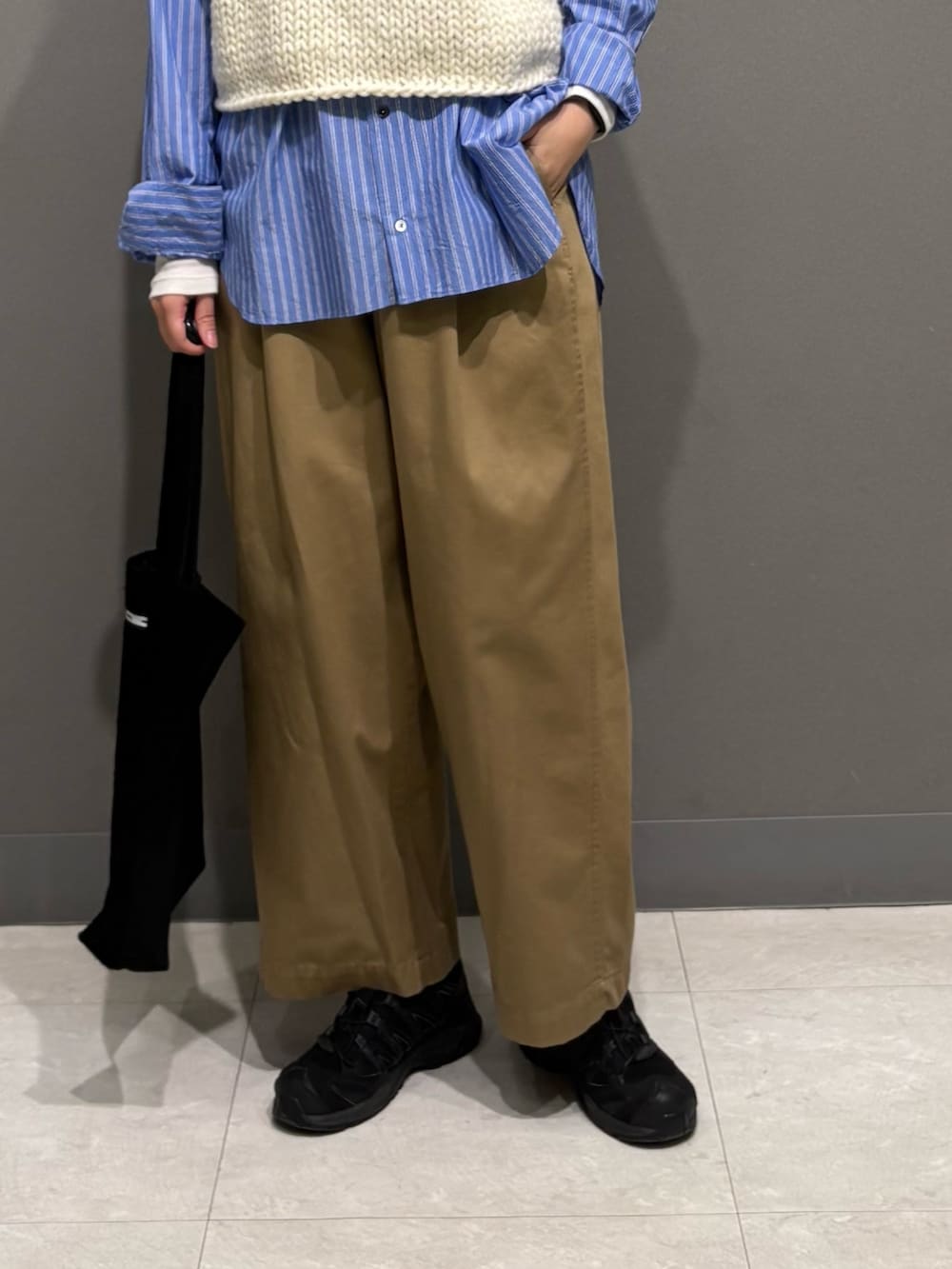ホワイト系のTシャツ/カットソー、ホワイト系のベスト、ブルー系のシャツ/ブラウスを着用したレディースの秋コーディネートの7枚目の写真