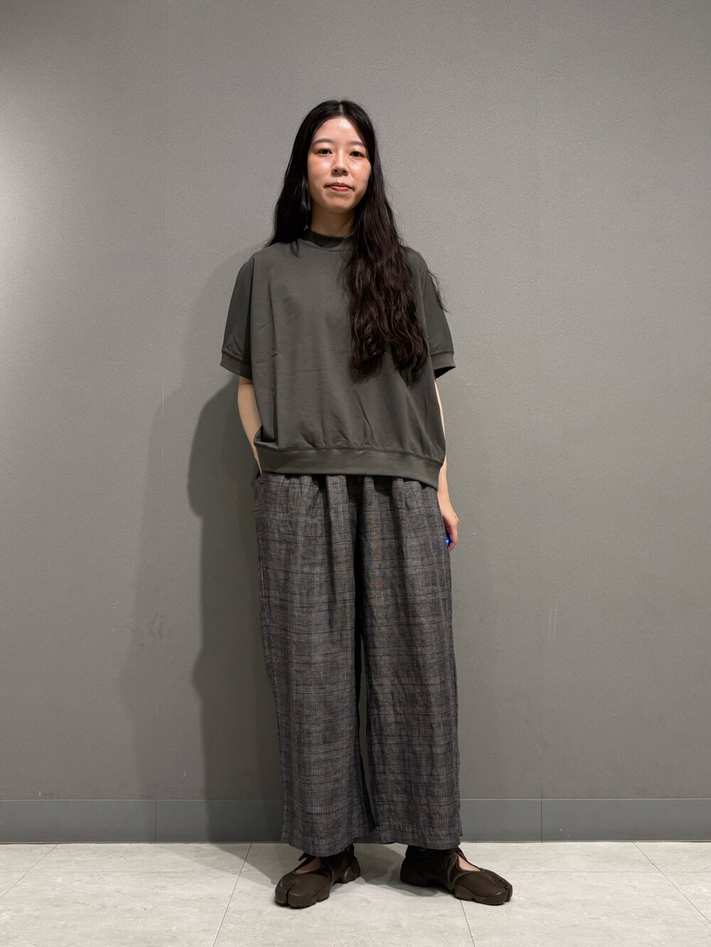 グレー系のTシャツ/カットソー、その他のその他パンツを着用したレディースの夏コーディネートの2枚目の写真