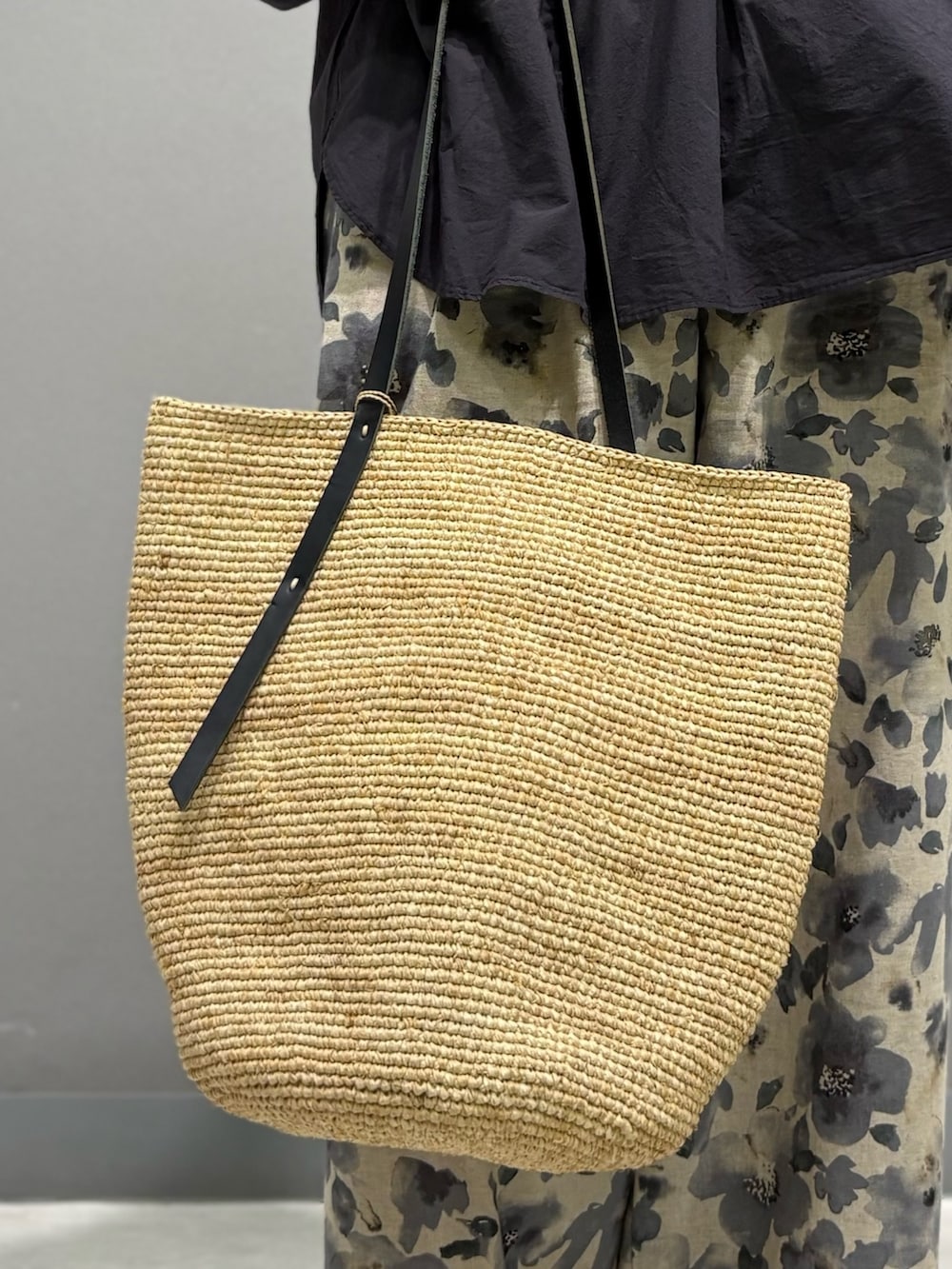 ブルー系のシャツ/ブラウス、グレー系のタンクトップ、ベージュ系のかごバッグを着用したレディースの春コーディネートの8枚目の写真
