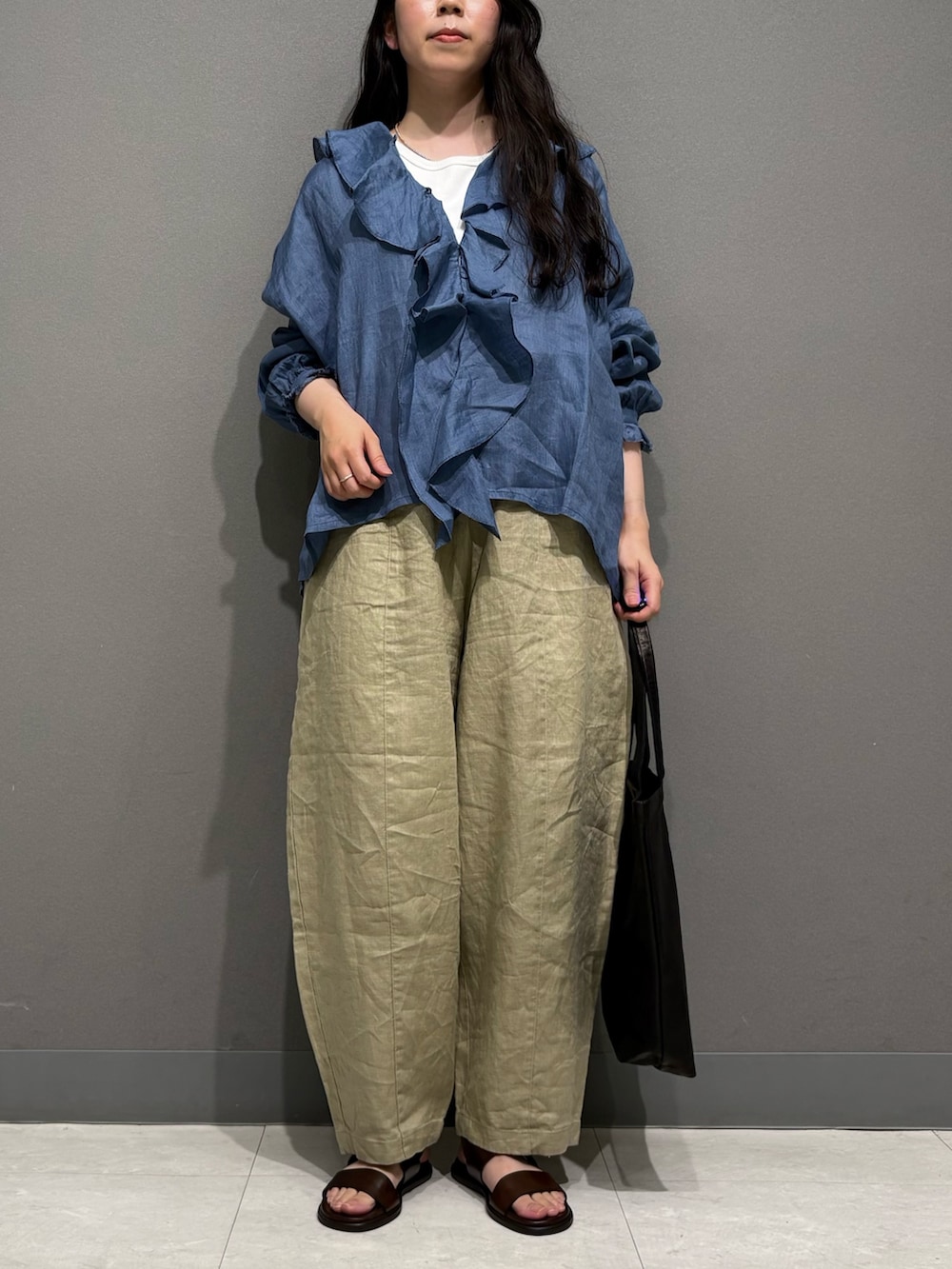 ブルー系のシャツ/ブラウス、ベージュ系のその他パンツ、ホワイト系のタンクトップを着用したレディースの春コーディネートの2枚目の写真