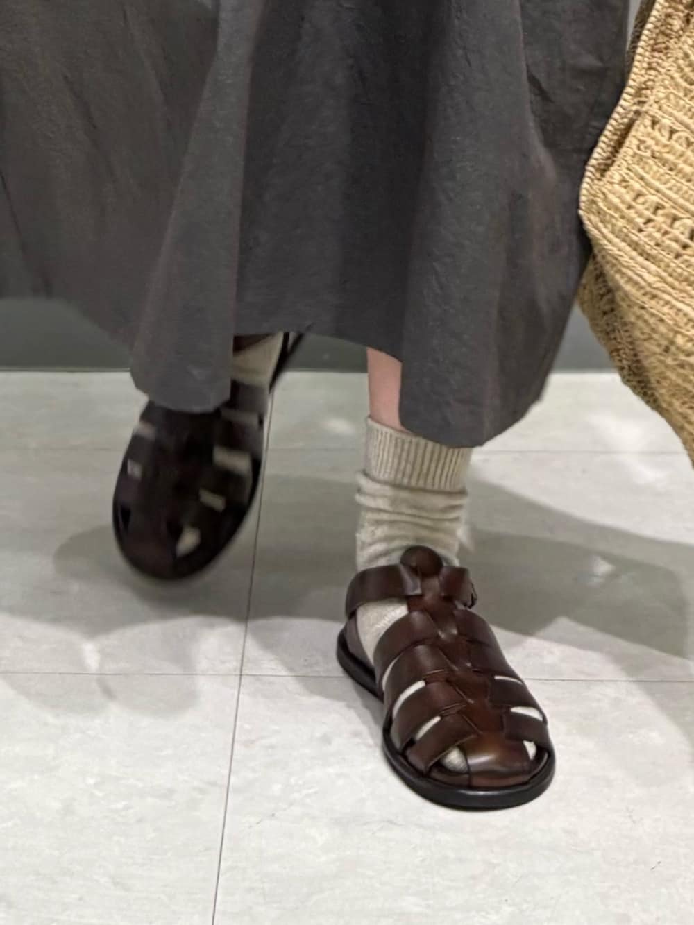 ベージュ系のショルダーバッグ、ホワイト系のシャツ/ブラウス、シルバー系のネックレスを着用したレディースの春コーディネートの10枚目の写真