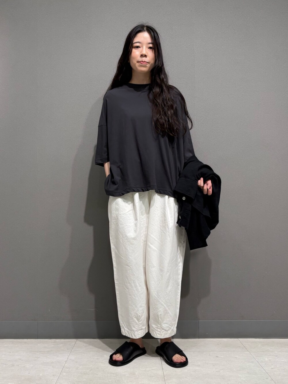 グレー系のTシャツ/カットソー、ブラック系のカーディガン/ボレロ、ホワイト系のその他パンツを着用したレディースの夏コーディネートの7枚目の写真