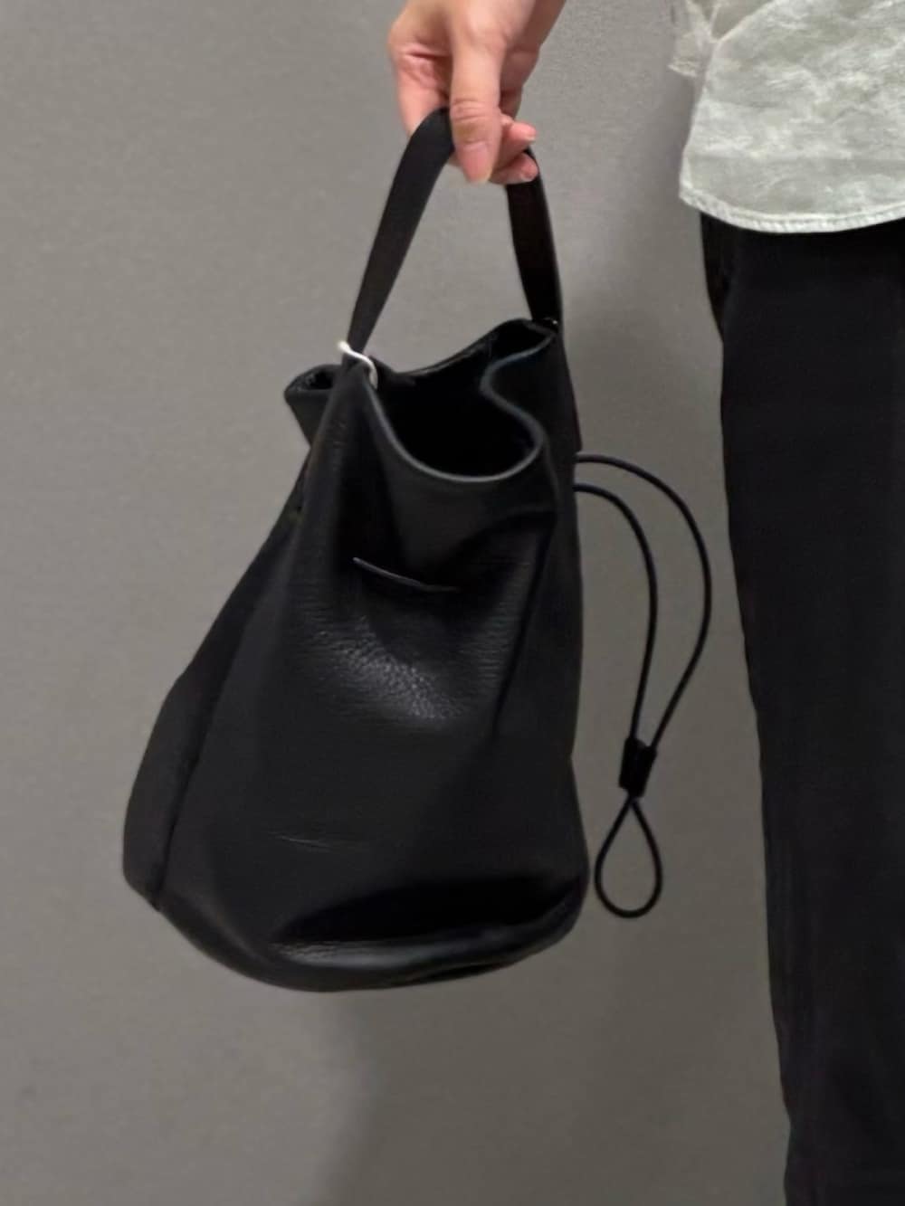 グリーン系のシャツ/ブラウス、ブラック系のその他パンツ、ブラック系のその他雑貨を着用したレディースの夏コーディネートの9枚目の写真