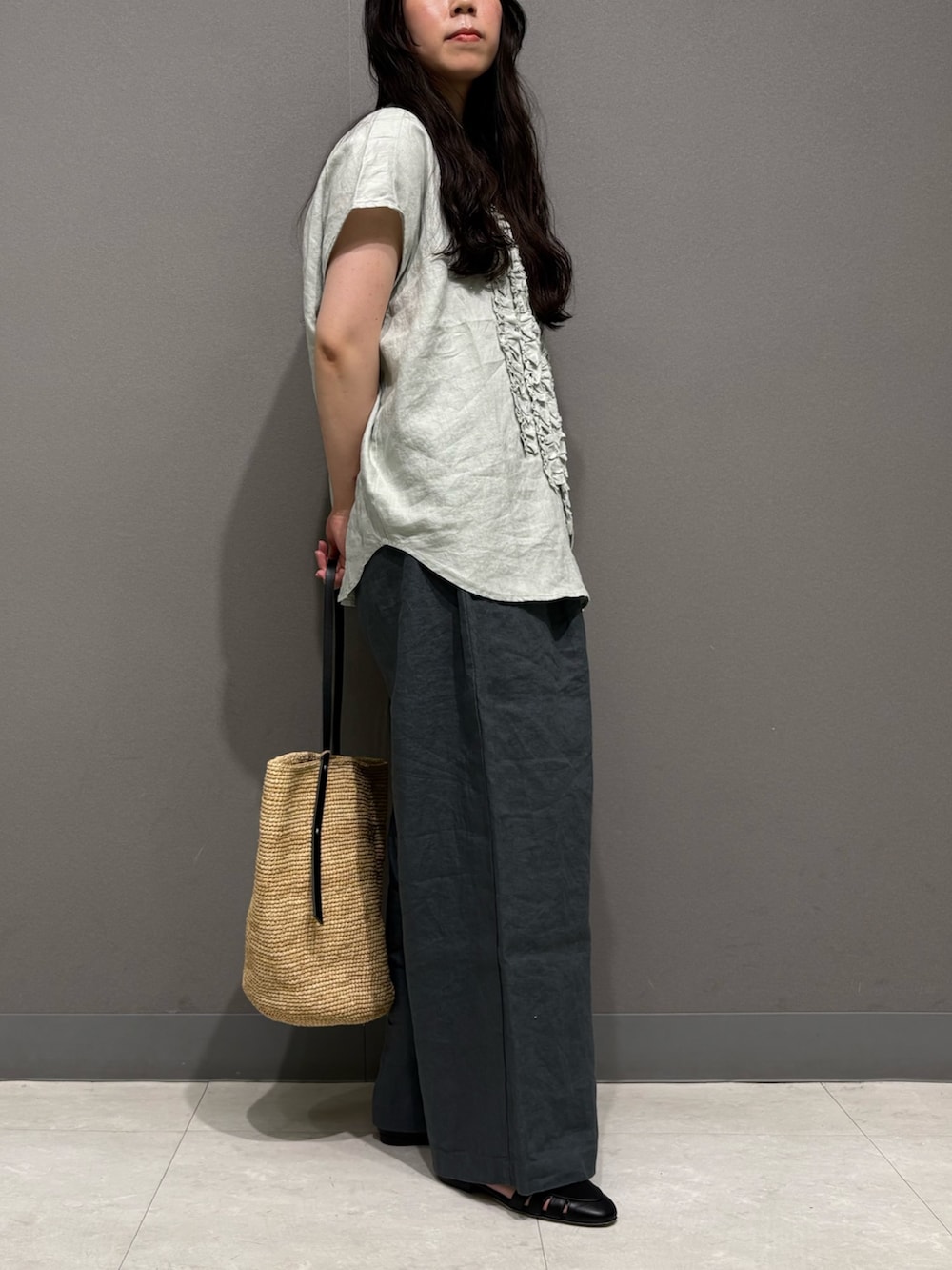 グリーン系のシャツ/ブラウス、ブルー系のその他パンツ、ブラック系のサンダルを着用したレディースの春コーディネートの6枚目の写真