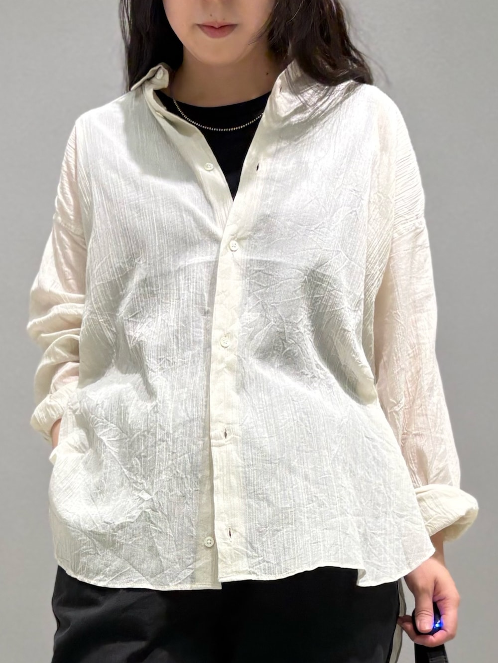 ベージュ系のシャツ/ブラウス、ブラック系のその他パンツ、ブラウン系のスニーカーを着用したレディースの夏コーディネートの5枚目の写真
