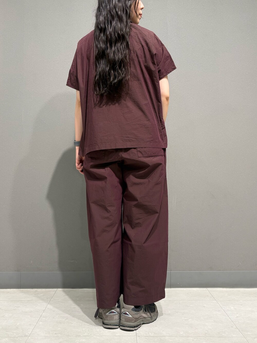 ブラウン系のシャツ/ブラウス、ブラウン系のその他パンツ、ホワイト系のタンクトップを着用したレディースの夏コーディネートの7枚目の写真