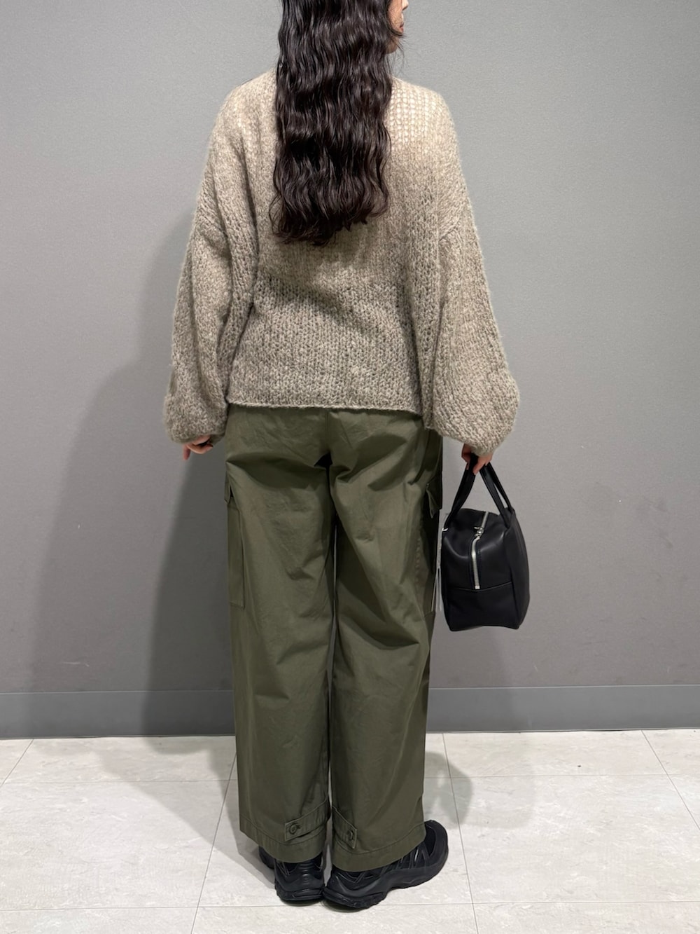 グレー系のニット/セーター、ホワイト系のTシャツ/カットソー、グリーン系のその他パンツを着用したレディースの秋コーディネートの8枚目の写真