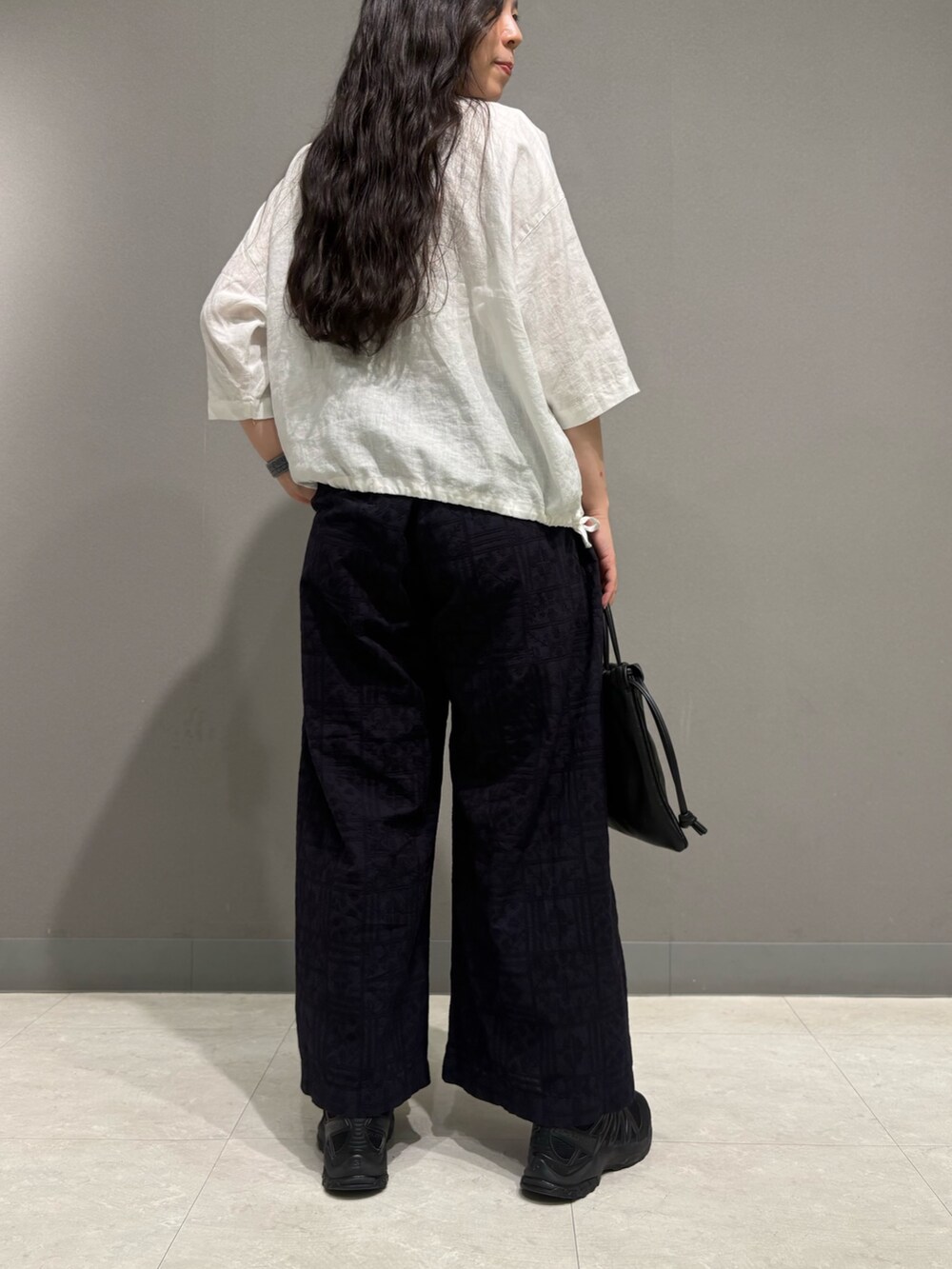 ホワイト系のシャツ/ブラウス、ブルー系のその他パンツ、ブラック系のその他雑貨を着用したレディースの夏コーディネートの5枚目の写真