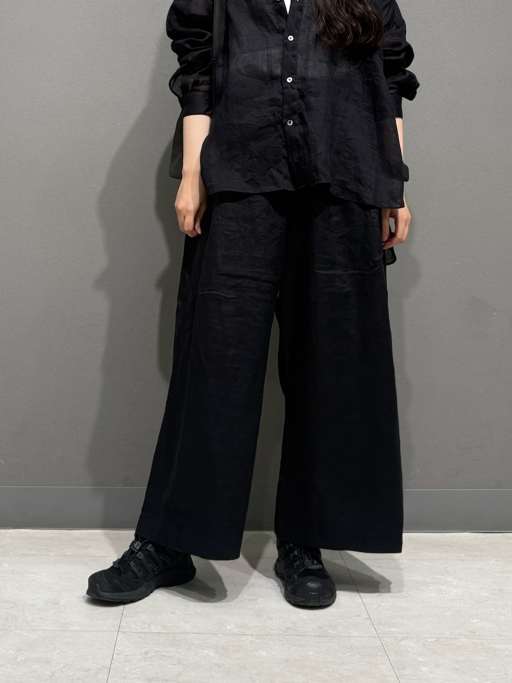 ホワイト系のタンクトップ、ブラック系のシャツ/ブラウス、ブラック系のその他パンツを着用したレディースの夏コーディネートの5枚目の写真