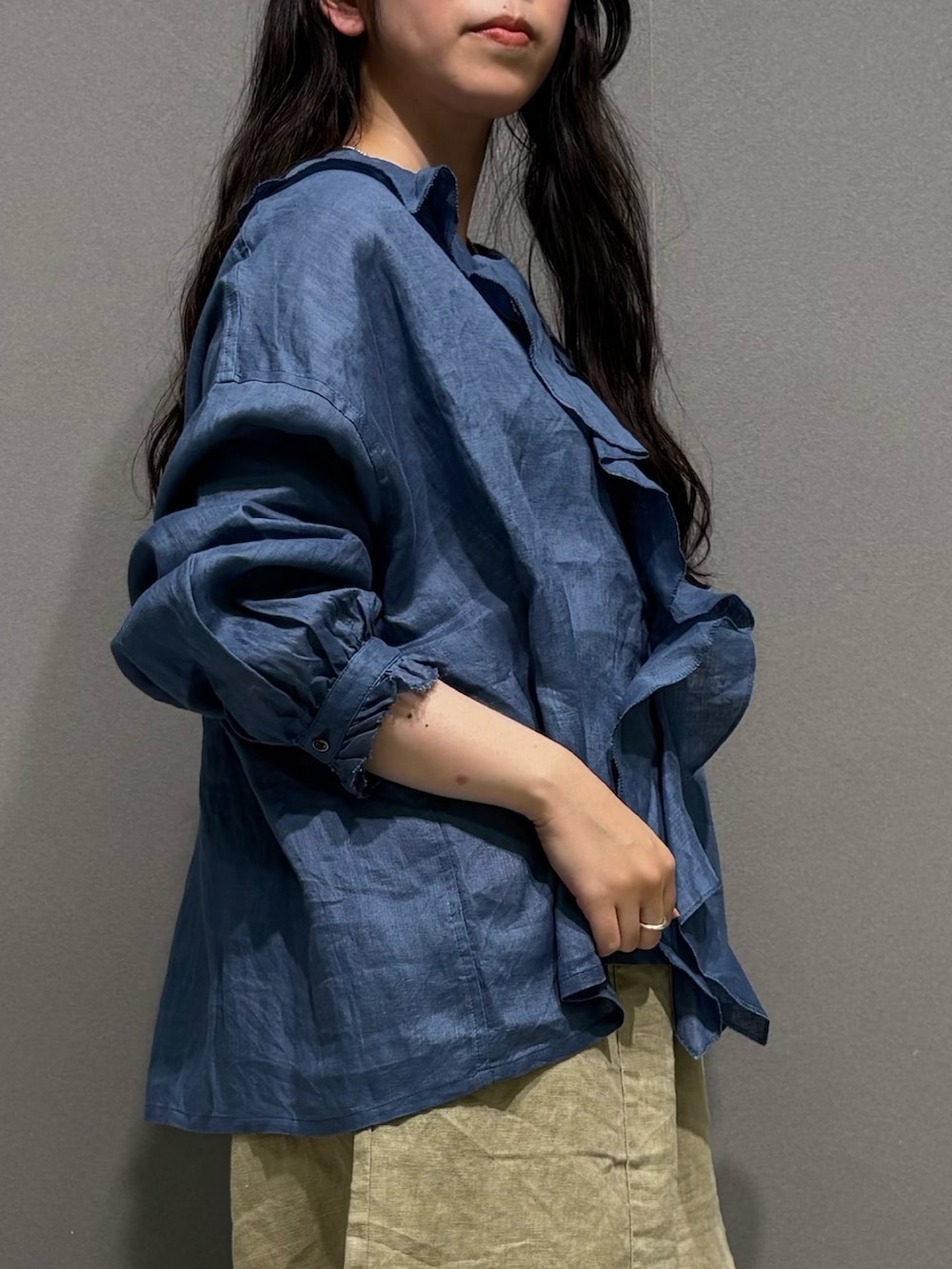 ブルー系のシャツ/ブラウス、ベージュ系のその他パンツ、ホワイト系のタンクトップを着用したレディースの春コーディネートの6枚目の写真