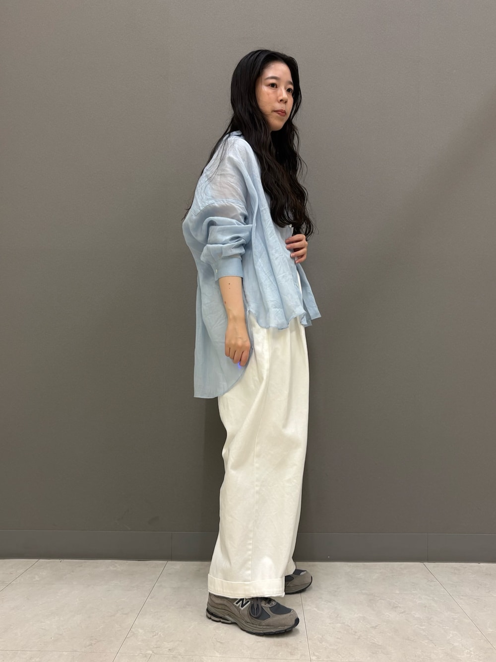 ブルー系のシャツ/ブラウス、ホワイト系のタンクトップ、ホワイト系のその他パンツを着用したレディースの夏コーディネートの4枚目の写真