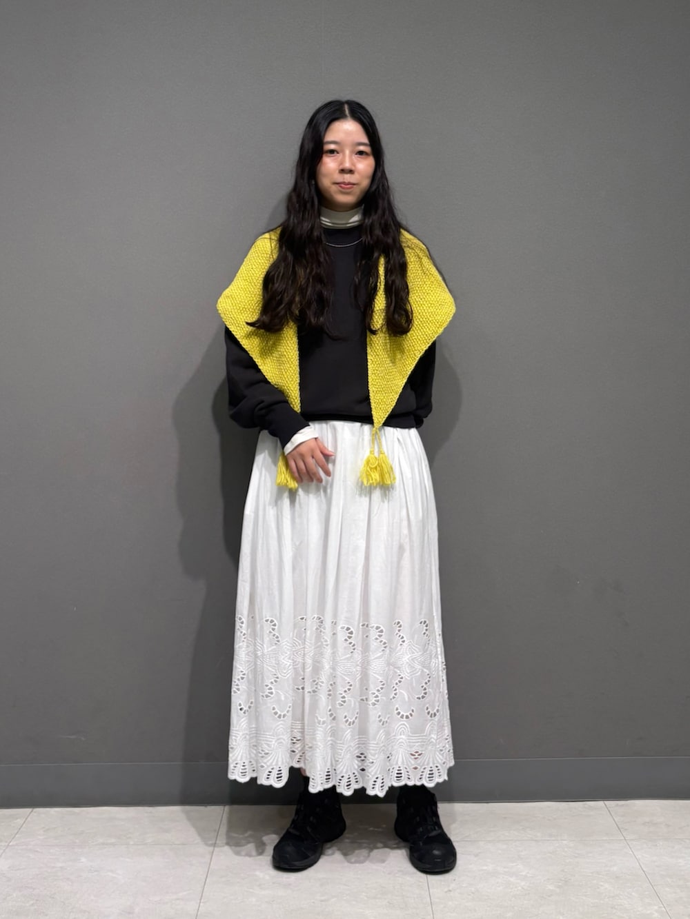 ホワイト系のTシャツ/カットソー、グレー系のスウェット、ホワイト系のスカートを着用したレディースの秋コーディネートの3枚目の写真