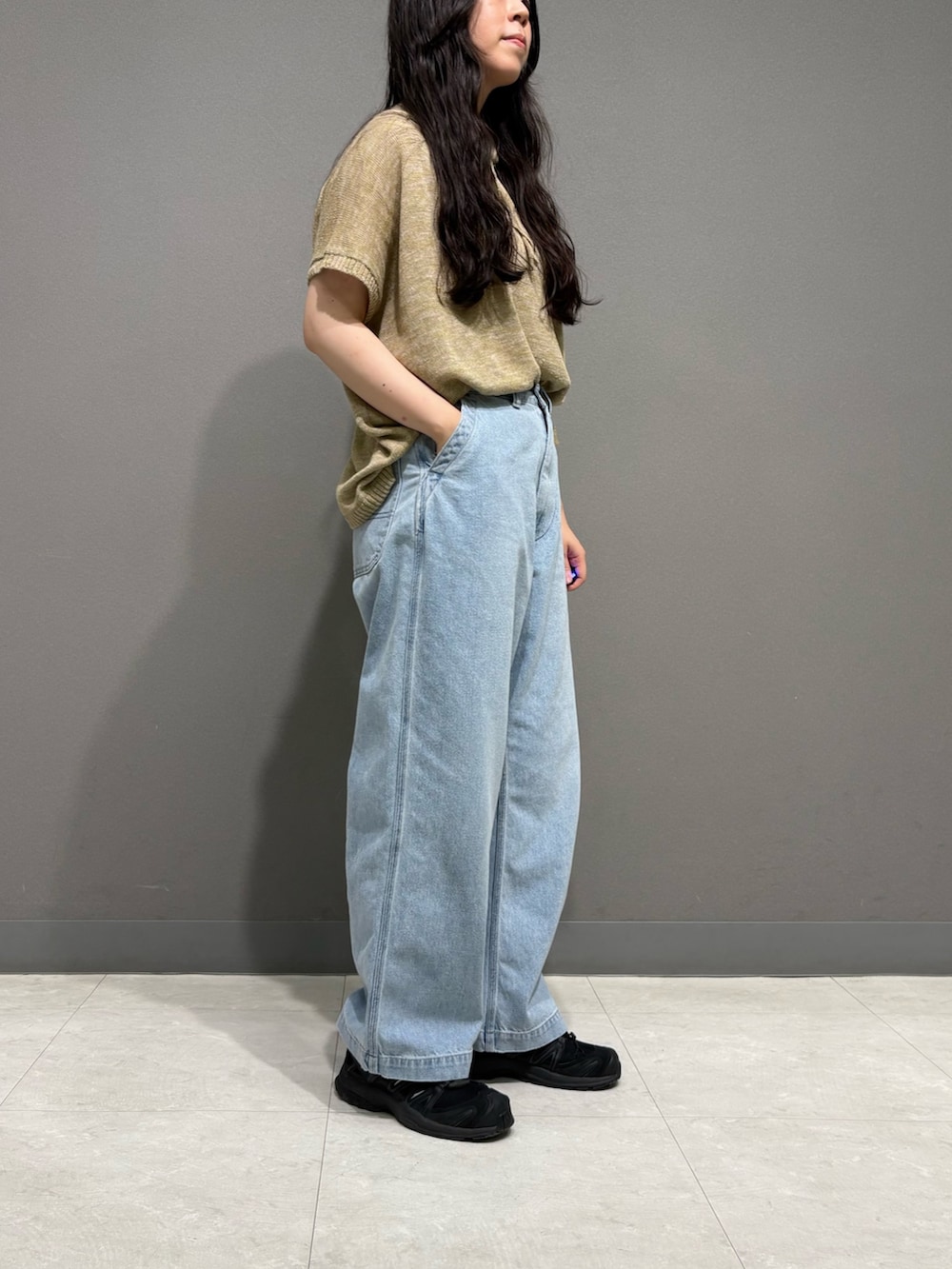 ブルー系のデニムパンツ、イエロー系のニット/セーターを着用したレディースの夏コーディネートの4枚目の写真