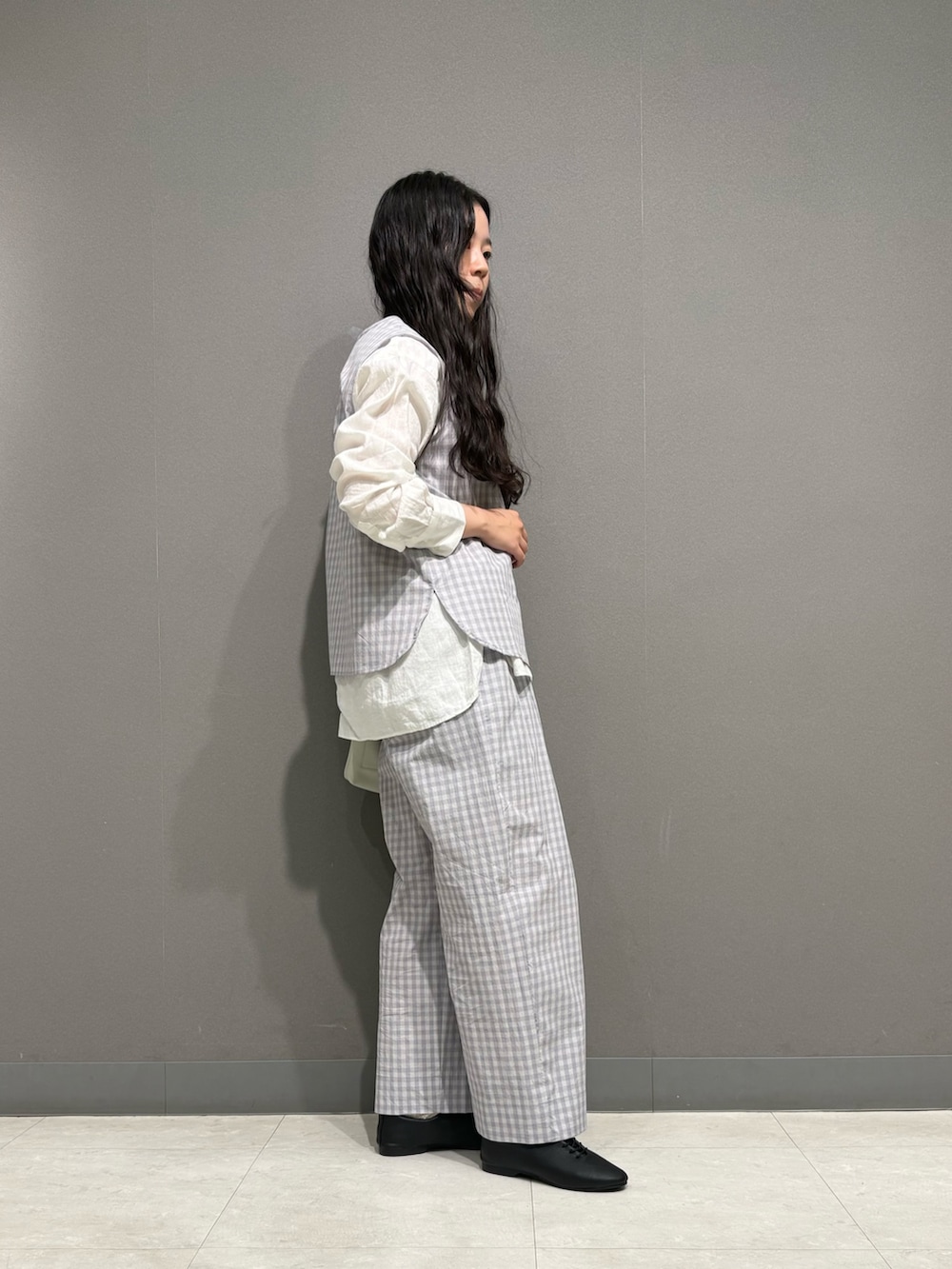 グレー系のシャツ/ブラウス、グレー系のその他パンツ、ホワイト系のシャツ/ブラウスを着用したレディースの春コーディネートの4枚目の写真