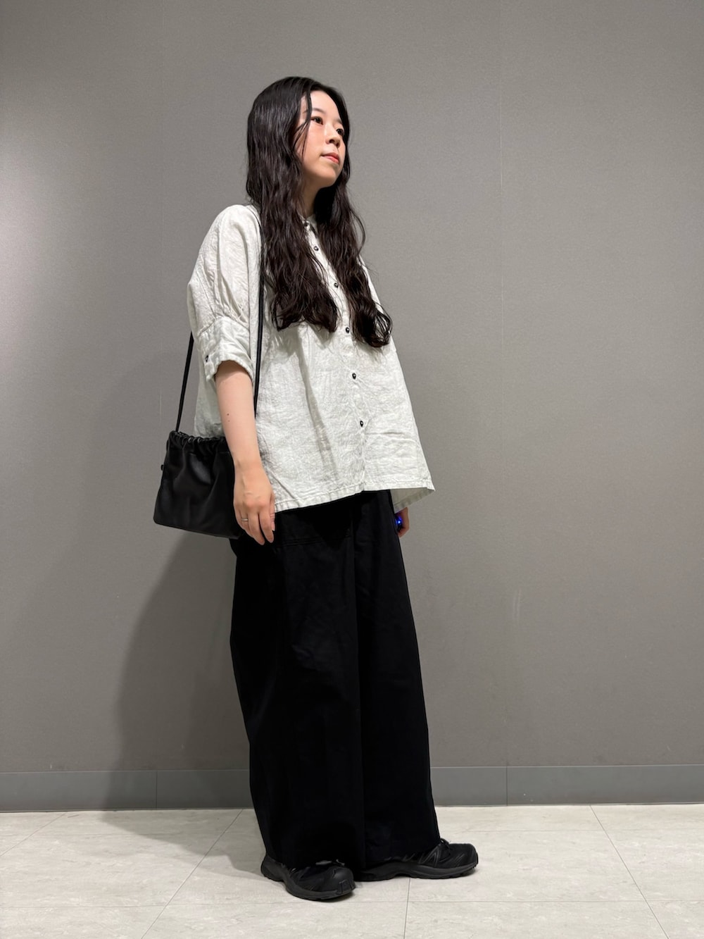 ブラック系のその他パンツ、ブラック系のショルダーバッグ、グレー系のシャツ/ブラウスを着用したレディースの春コーディネートの4枚目の写真