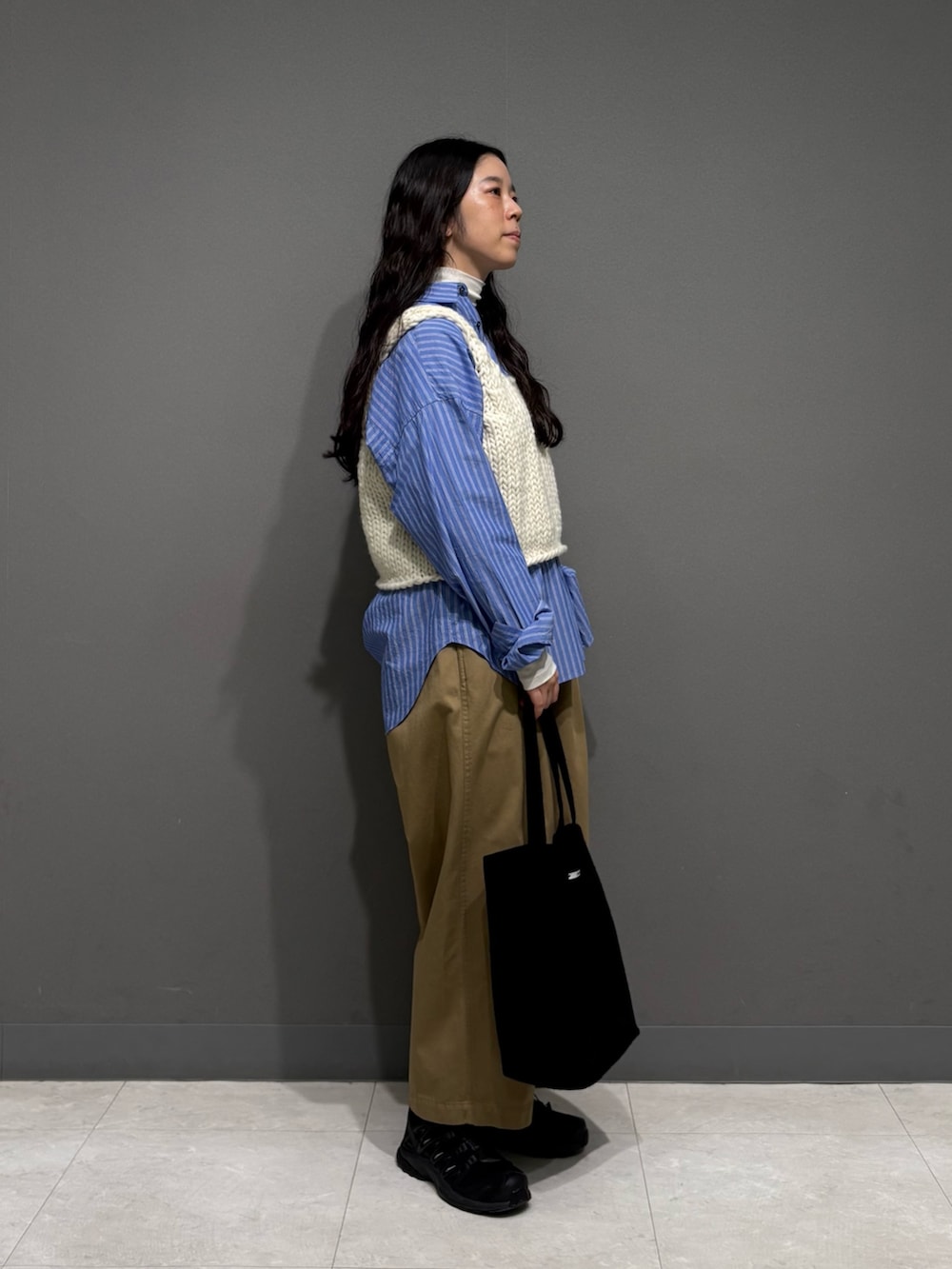 ホワイト系のTシャツ/カットソー、ホワイト系のベスト、ブルー系のシャツ/ブラウスを着用したレディースの秋コーディネートの3枚目の写真