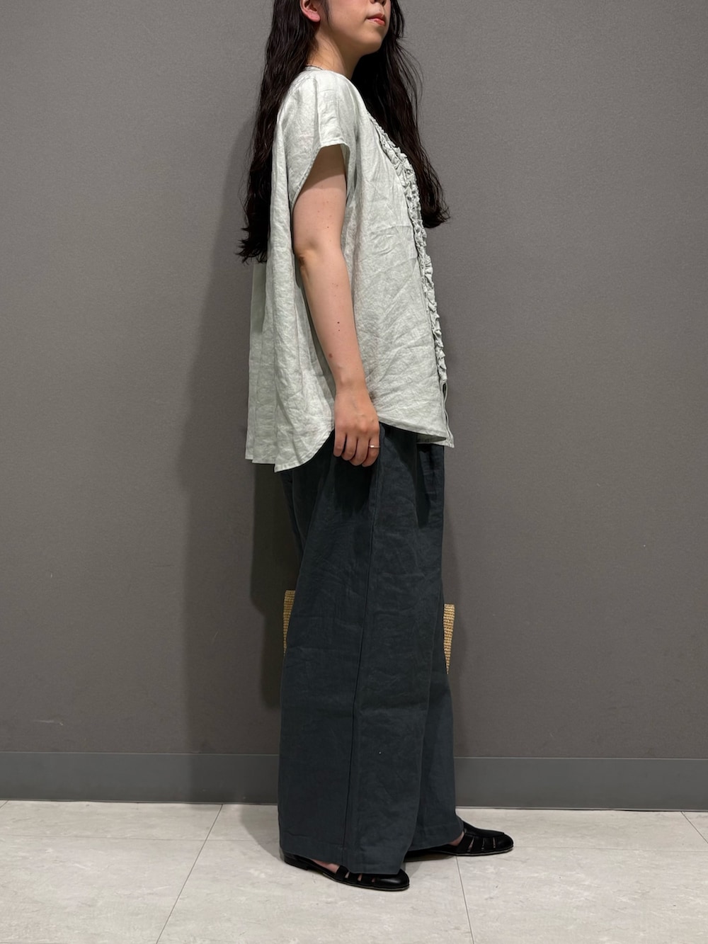 グリーン系のシャツ/ブラウス、ブルー系のその他パンツ、ブラック系のサンダルを着用したレディースの春コーディネートの5枚目の写真