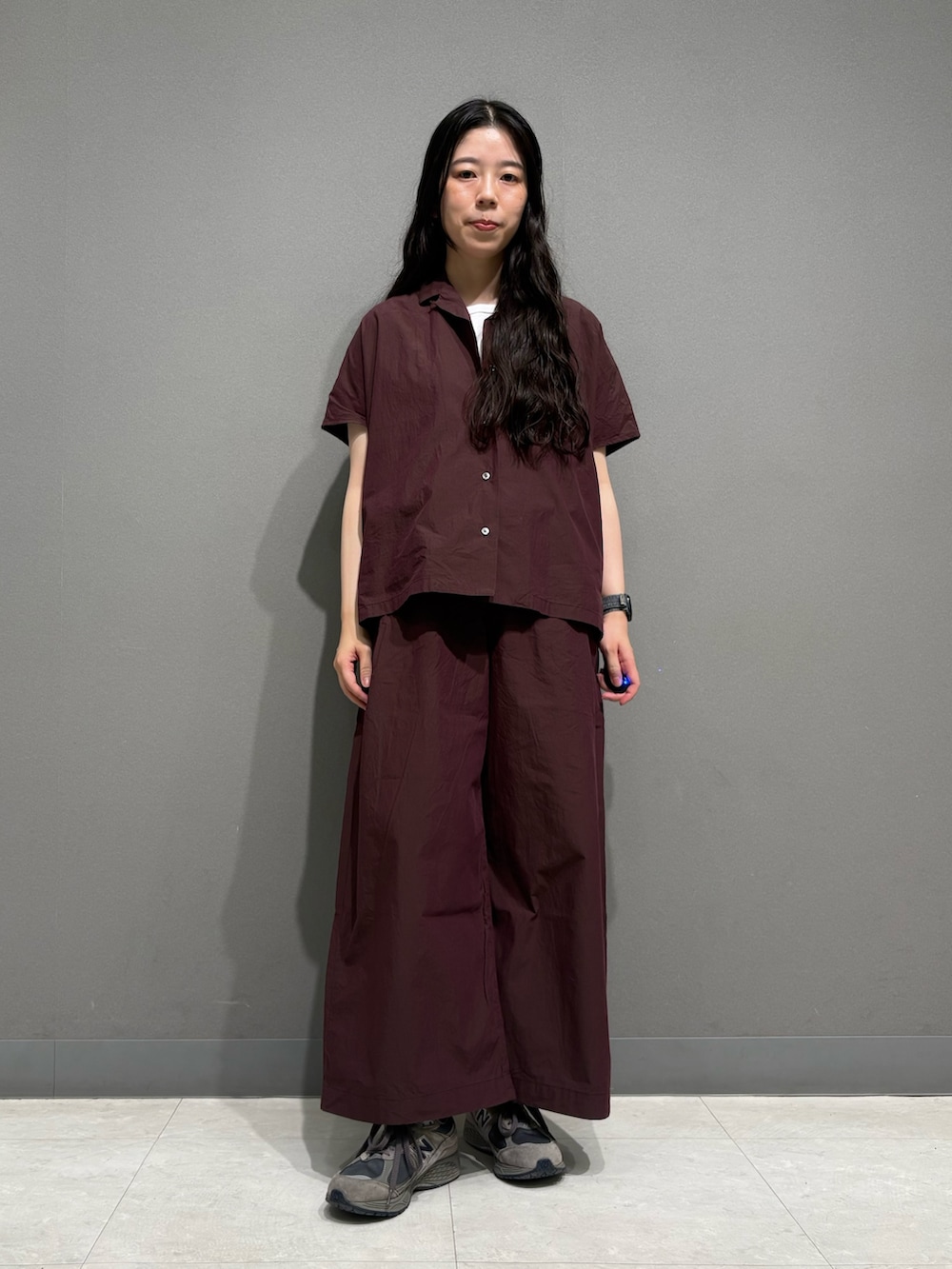 ブラウン系のシャツ/ブラウス、ブラウン系のその他パンツ、ホワイト系のタンクトップを着用したレディースの夏コーディネートの3枚目の写真