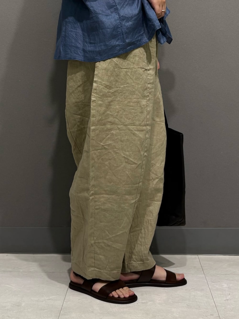 ブルー系のシャツ/ブラウス、ベージュ系のその他パンツ、ホワイト系のタンクトップを着用したレディースの春コーディネートの7枚目の写真