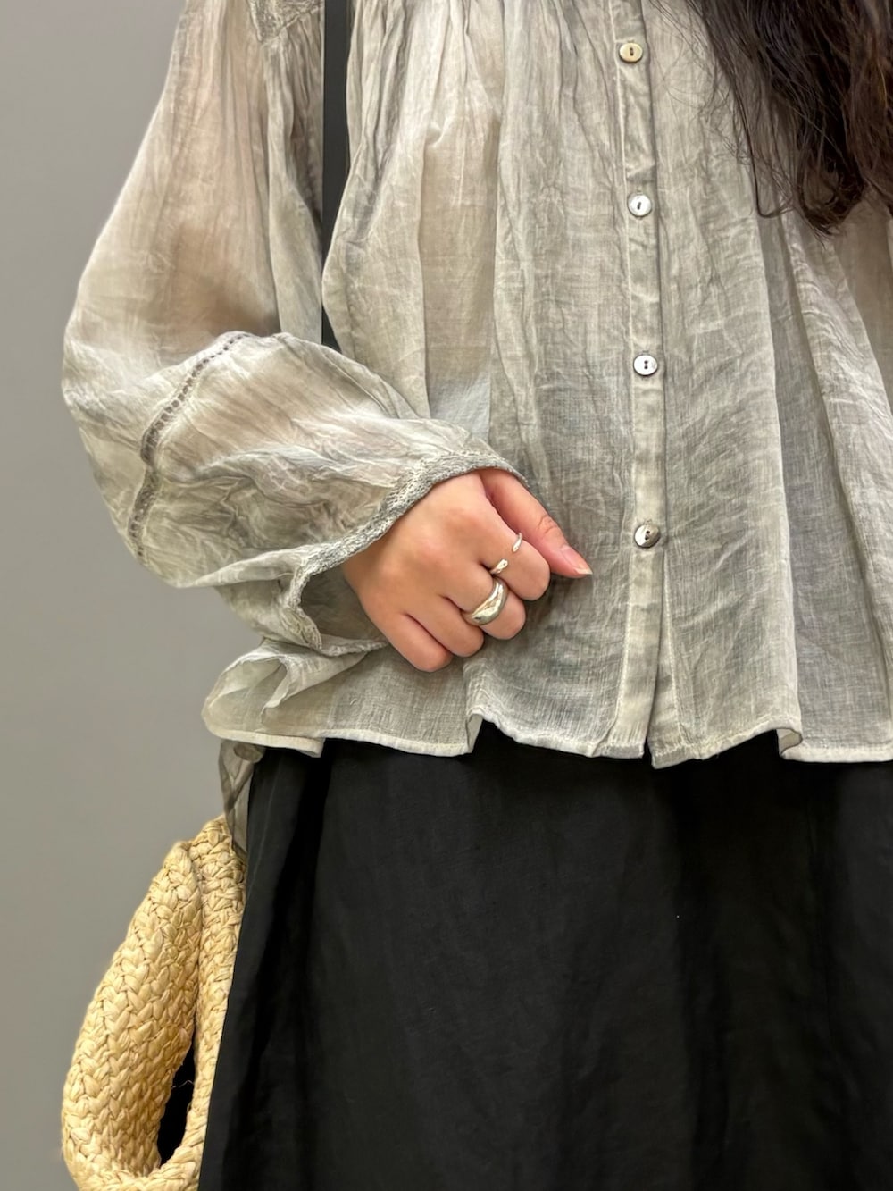 グレー系のシャツ/ブラウス、ブラック系のスカート、ブラック系のサンダルを着用したレディースの春コーディネートの10枚目の写真