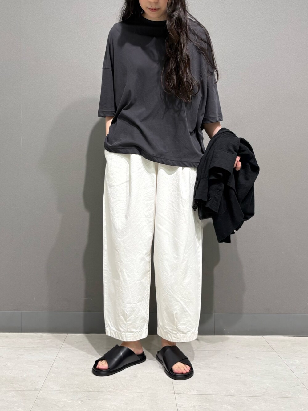 グレー系のTシャツ/カットソー、ブラック系のカーディガン/ボレロ、ホワイト系のその他パンツを着用したレディースの夏コーディネートの8枚目の写真