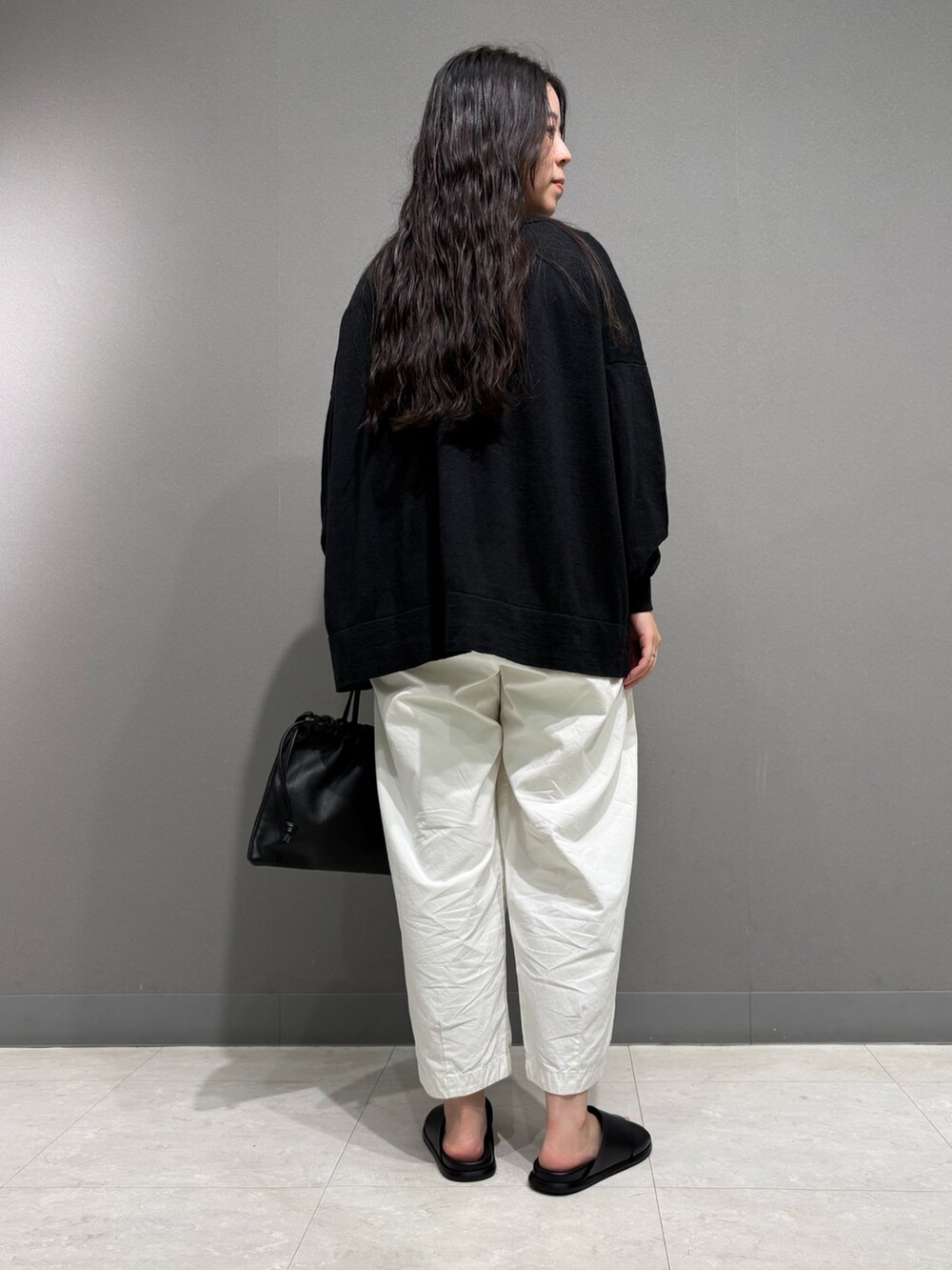 グレー系のTシャツ/カットソー、ブラック系のカーディガン/ボレロ、ホワイト系のその他パンツを着用したレディースの夏コーディネートの4枚目の写真