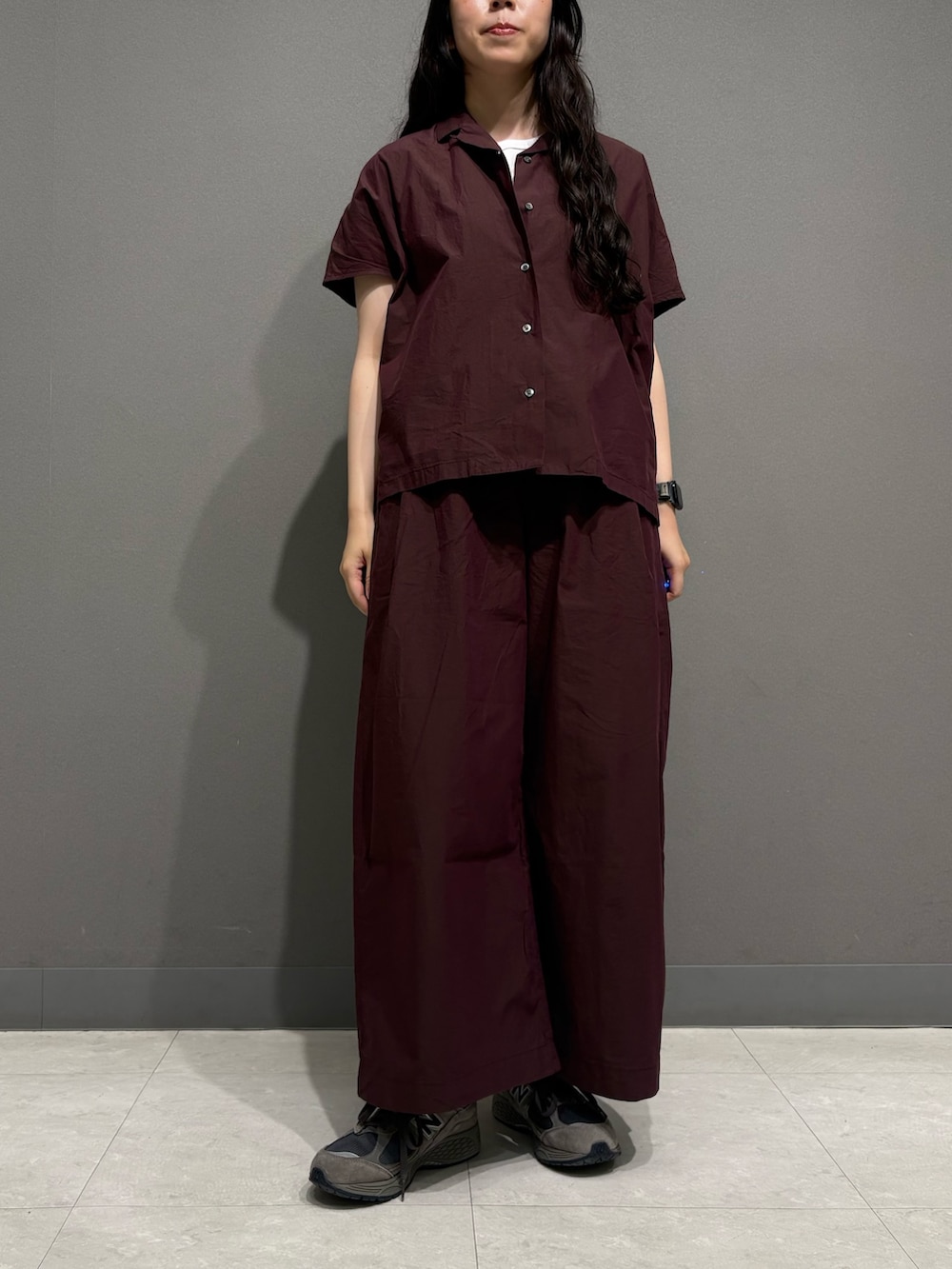 ブラウン系のシャツ/ブラウス、ブラウン系のその他パンツ、ホワイト系のタンクトップを着用したレディースの夏コーディネートの4枚目の写真