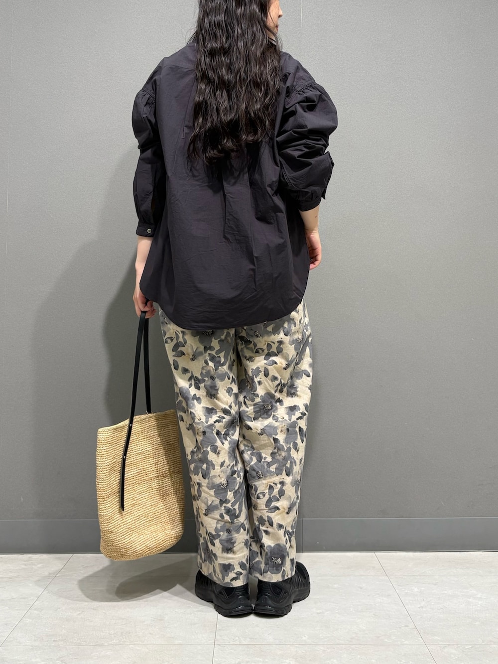 ブルー系のシャツ/ブラウス、グレー系のタンクトップ、ベージュ系のかごバッグを着用したレディースの春コーディネートの6枚目の写真