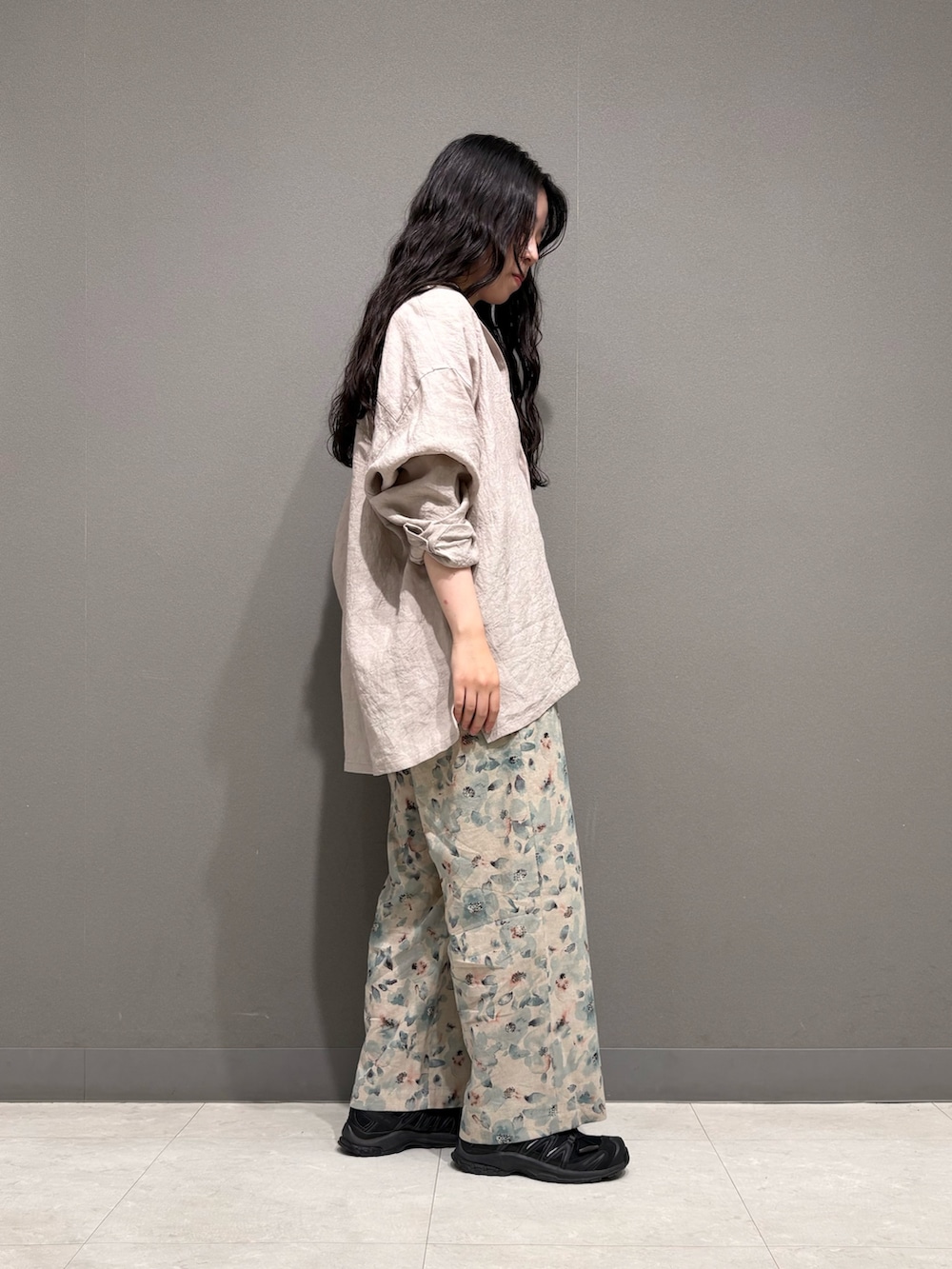 ピンク系のシャツ/ブラウス、ブルー系のその他パンツ、ホワイト系のタンクトップを着用したレディースの春コーディネートの4枚目の写真