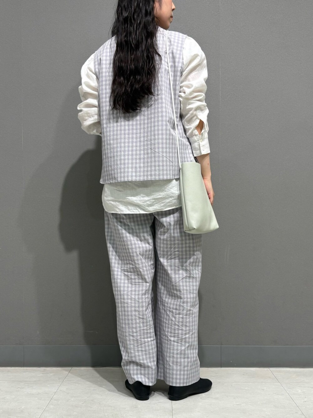 グレー系のシャツ/ブラウス、グレー系のその他パンツ、ホワイト系のシャツ/ブラウスを着用したレディースの春コーディネートの5枚目の写真