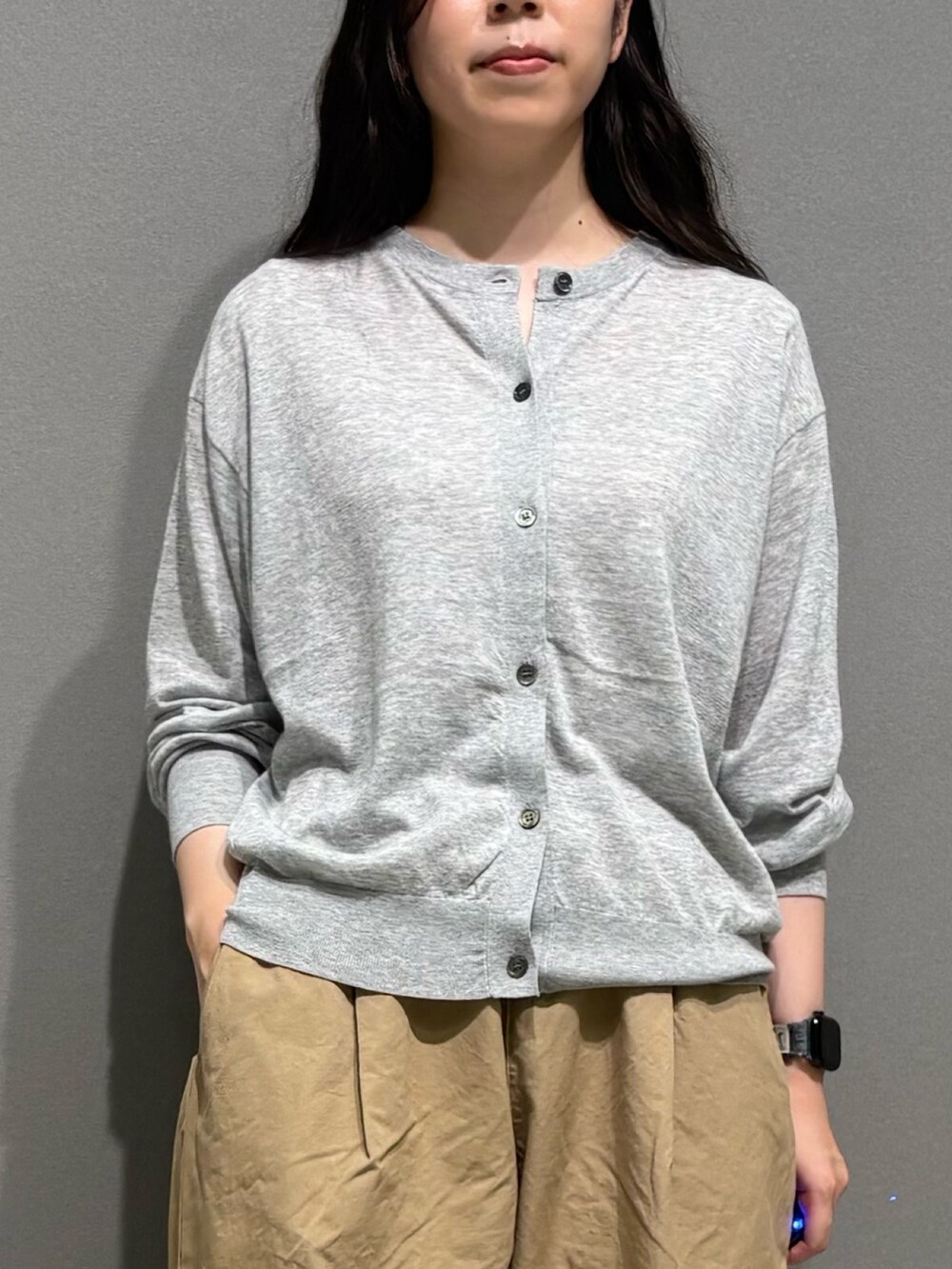 グレー系のカーディガン/ボレロ、ベージュ系のその他パンツを着用したレディースの夏コーディネートの2枚目の写真