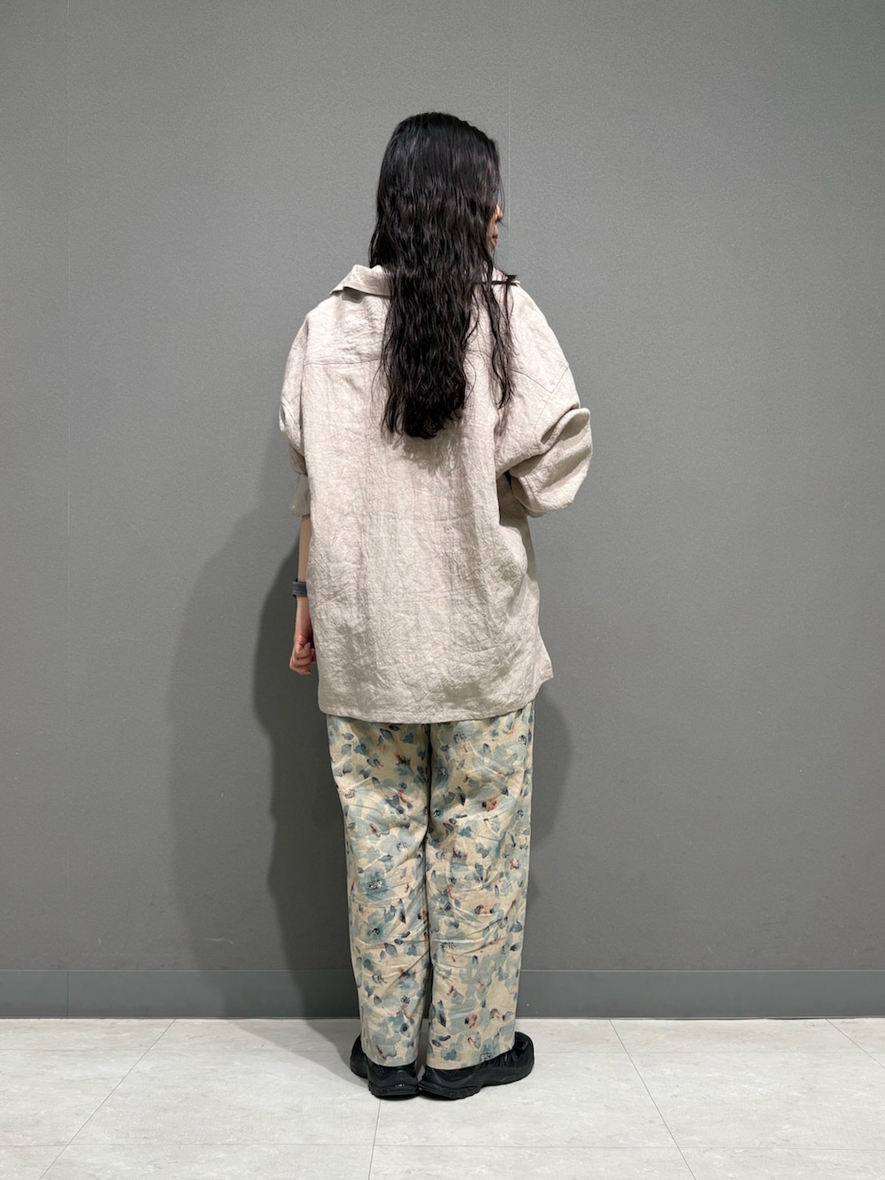 ピンク系のシャツ/ブラウス、ブルー系のその他パンツ、ホワイト系のタンクトップを着用したレディースの春コーディネートの5枚目の写真