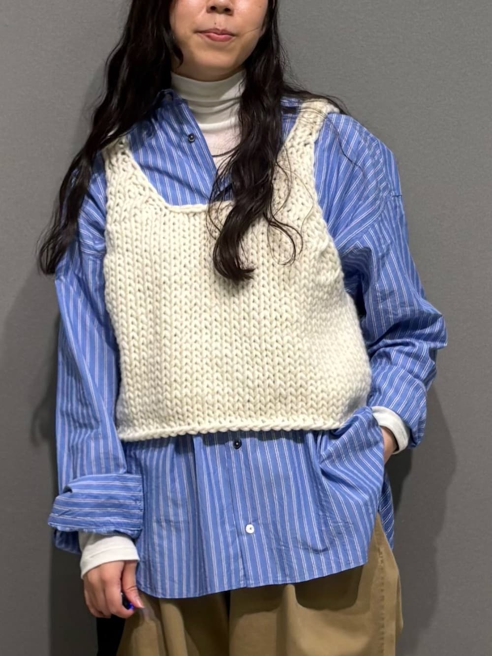 ホワイト系のTシャツ/カットソー、ホワイト系のベスト、ブルー系のシャツ/ブラウスを着用したレディースの秋コーディネートの5枚目の写真