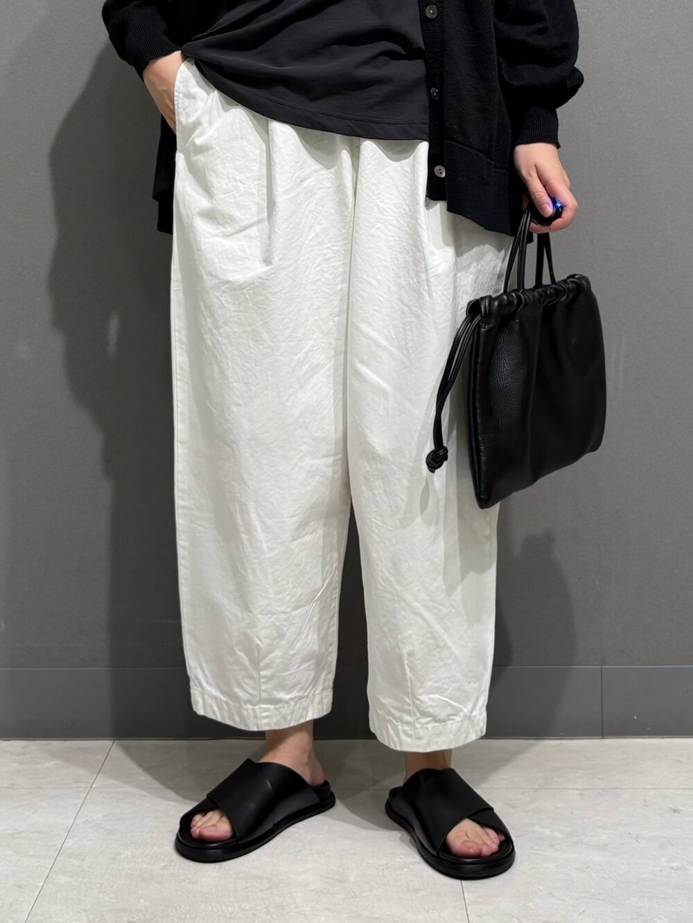 グレー系のTシャツ/カットソー、ブラック系のカーディガン/ボレロ、ホワイト系のその他パンツを着用したレディースの夏コーディネートの5枚目の写真