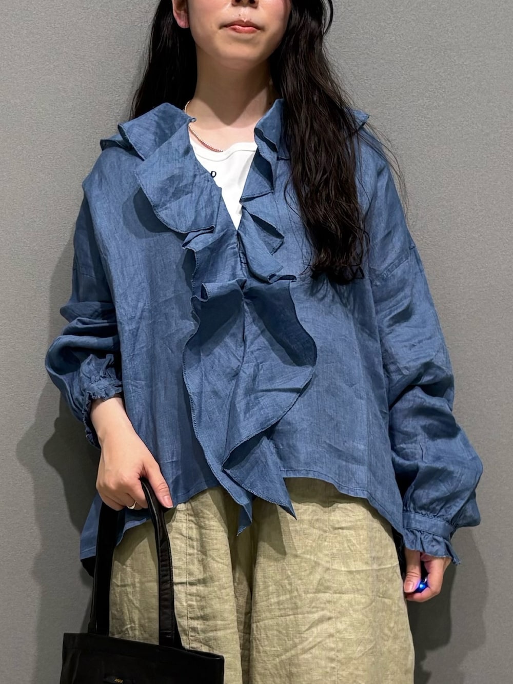 ブルー系のシャツ/ブラウス、ベージュ系のその他パンツ、ホワイト系のタンクトップを着用したレディースの春コーディネートの3枚目の写真