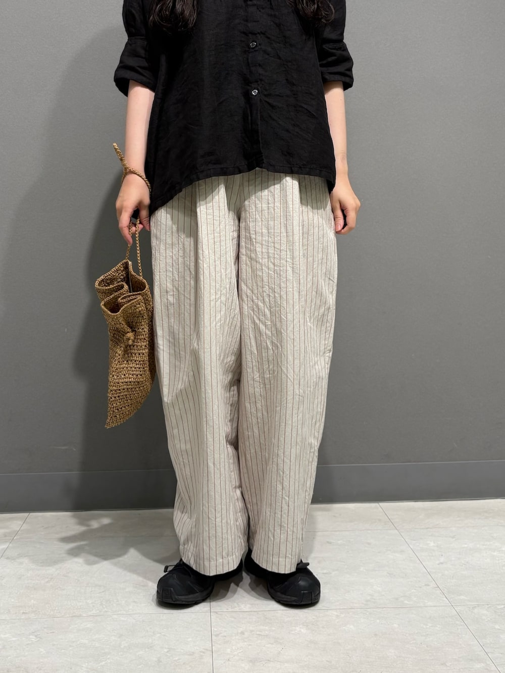 ブラック系のシャツ/ブラウス、その他のその他パンツ、ブラウン系のその他雑貨を着用したレディースの夏コーディネートの3枚目の写真