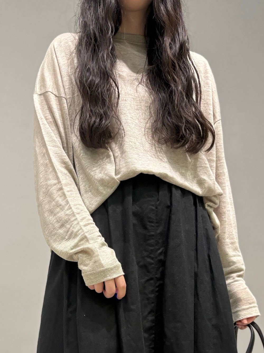 ベージュ系のTシャツ/カットソー、ブラック系のスカート、ブラック系のトートバッグを着用したレディースの夏コーディネートの6枚目の写真
