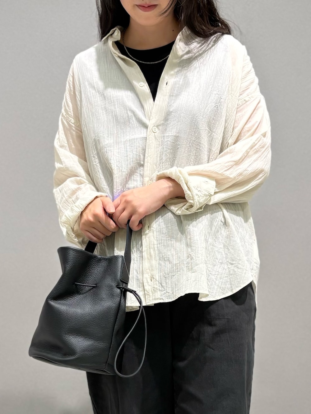 ベージュ系のシャツ/ブラウス、ブラック系のその他パンツ、ブラウン系のスニーカーを着用したレディースの夏コーディネートの6枚目の写真