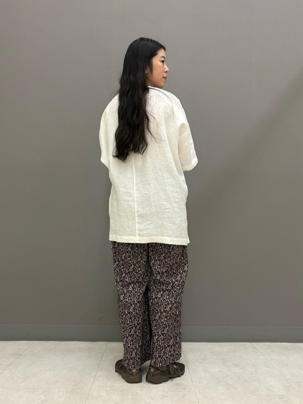 レッド系のその他パンツ、ホワイト系のシャツ/ブラウス、ブラック系のその他雑貨を着用したレディースの夏コーディネートの4枚目の写真